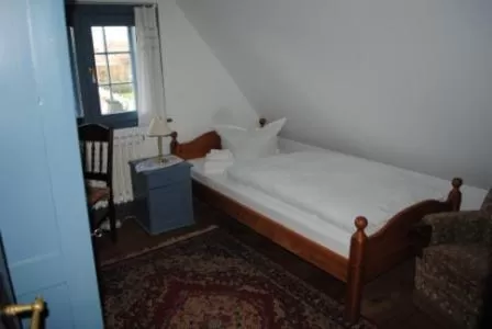 Photo of the whole room, Bed in Gästehaus Howe