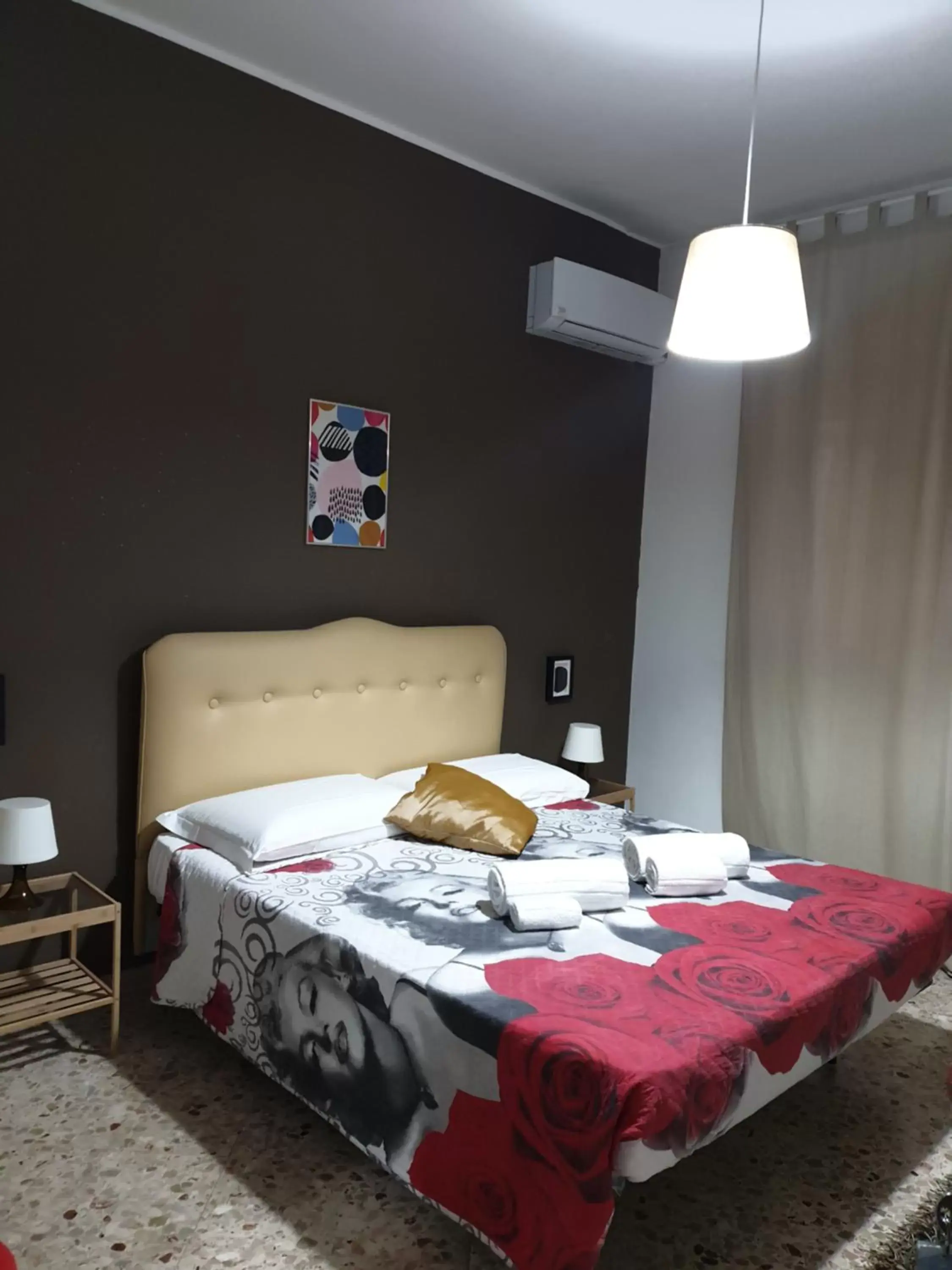 Bedroom, Bed in Alba central City