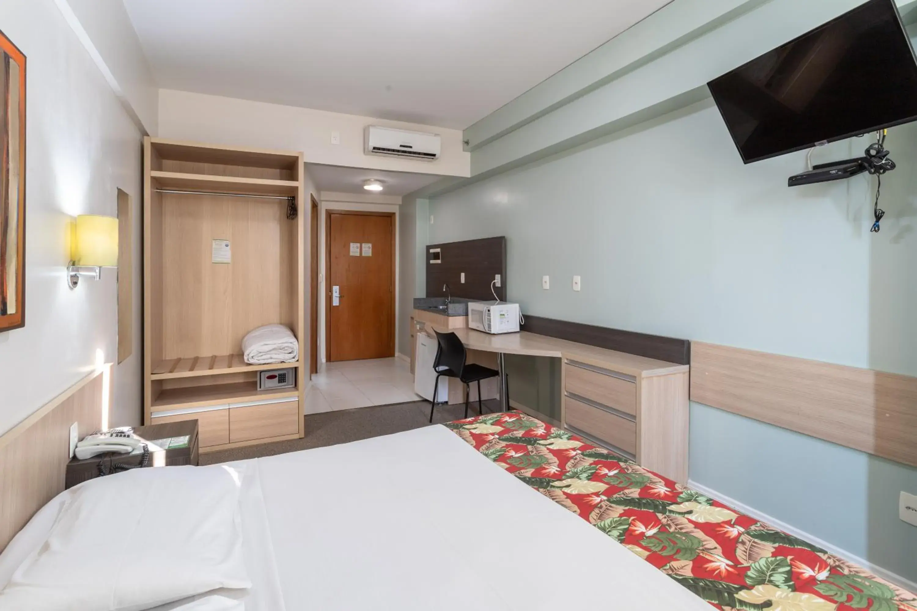 Bedroom, TV/Entertainment Center in Eko Residence Hotel