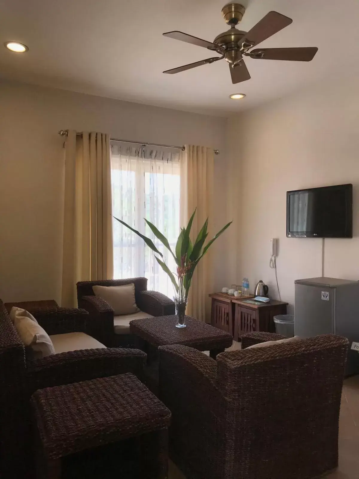 Communal lounge/ TV room, Seating Area in Corto del Mar Hotel