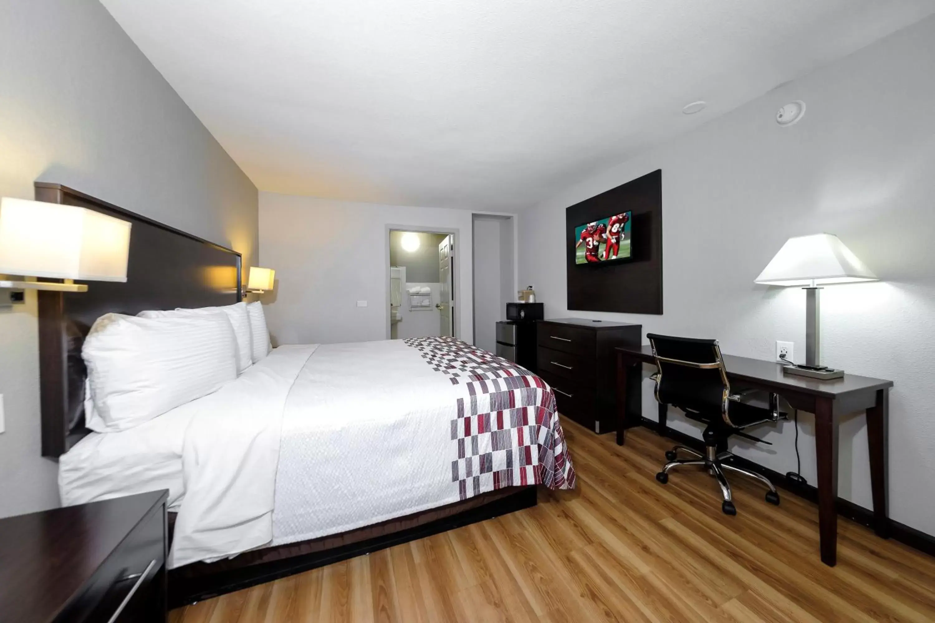 Photo of the whole room, Room Photo in Red Roof Inn Arlington - Entertainment District