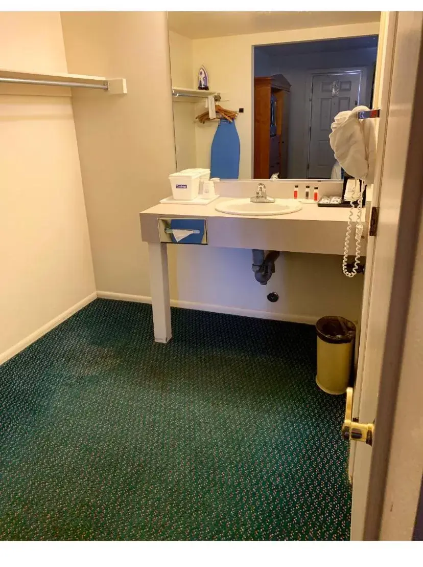 Queen Room - Mobility Access/Non-Smoking in Travelodge by Wyndham Cedar City Queen Room - Mobility Access/Non-Smoking in Travelodge by Wyndham Cedar City