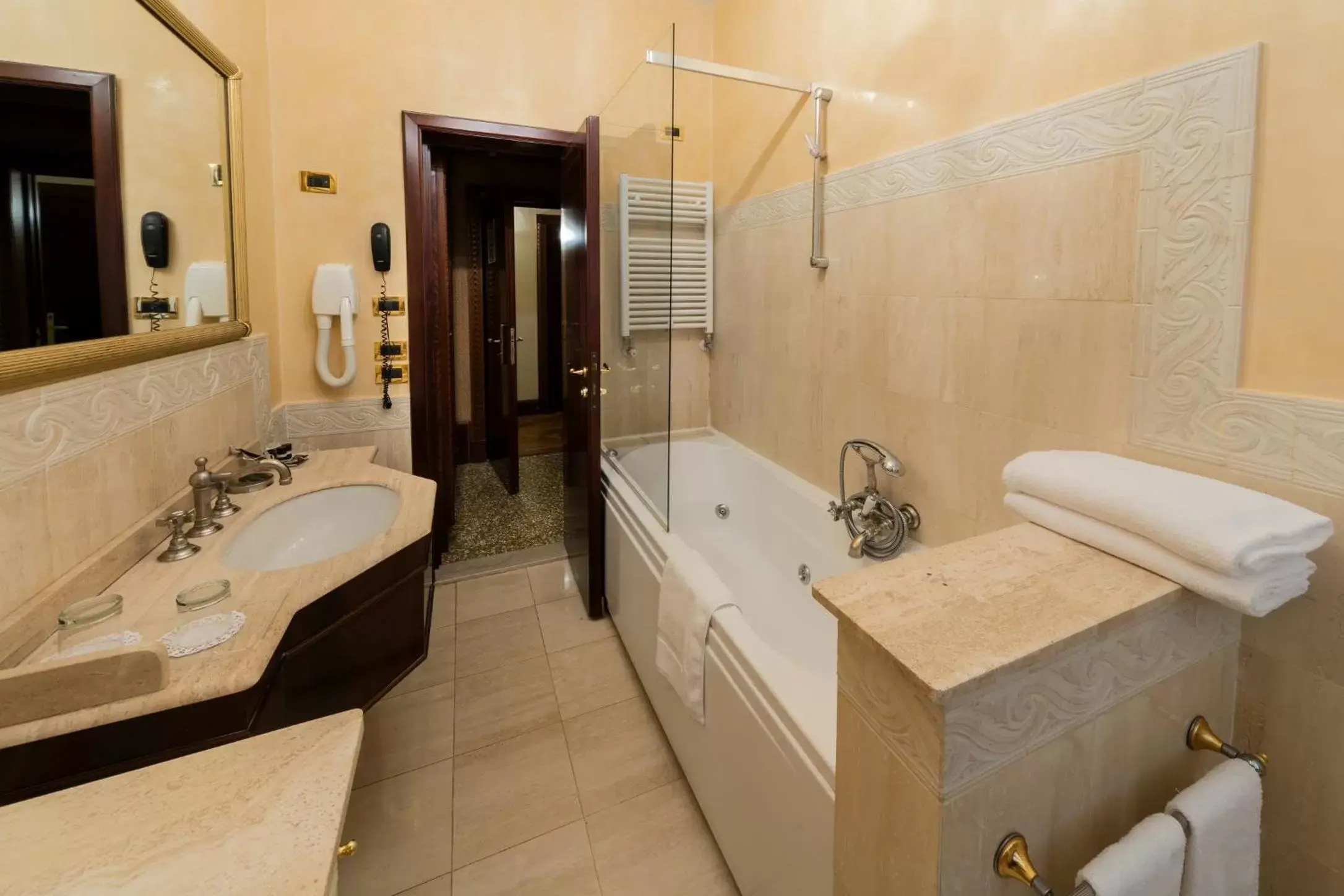 Bath, Bathroom in Hotel Al Ponte Dei Sospiri