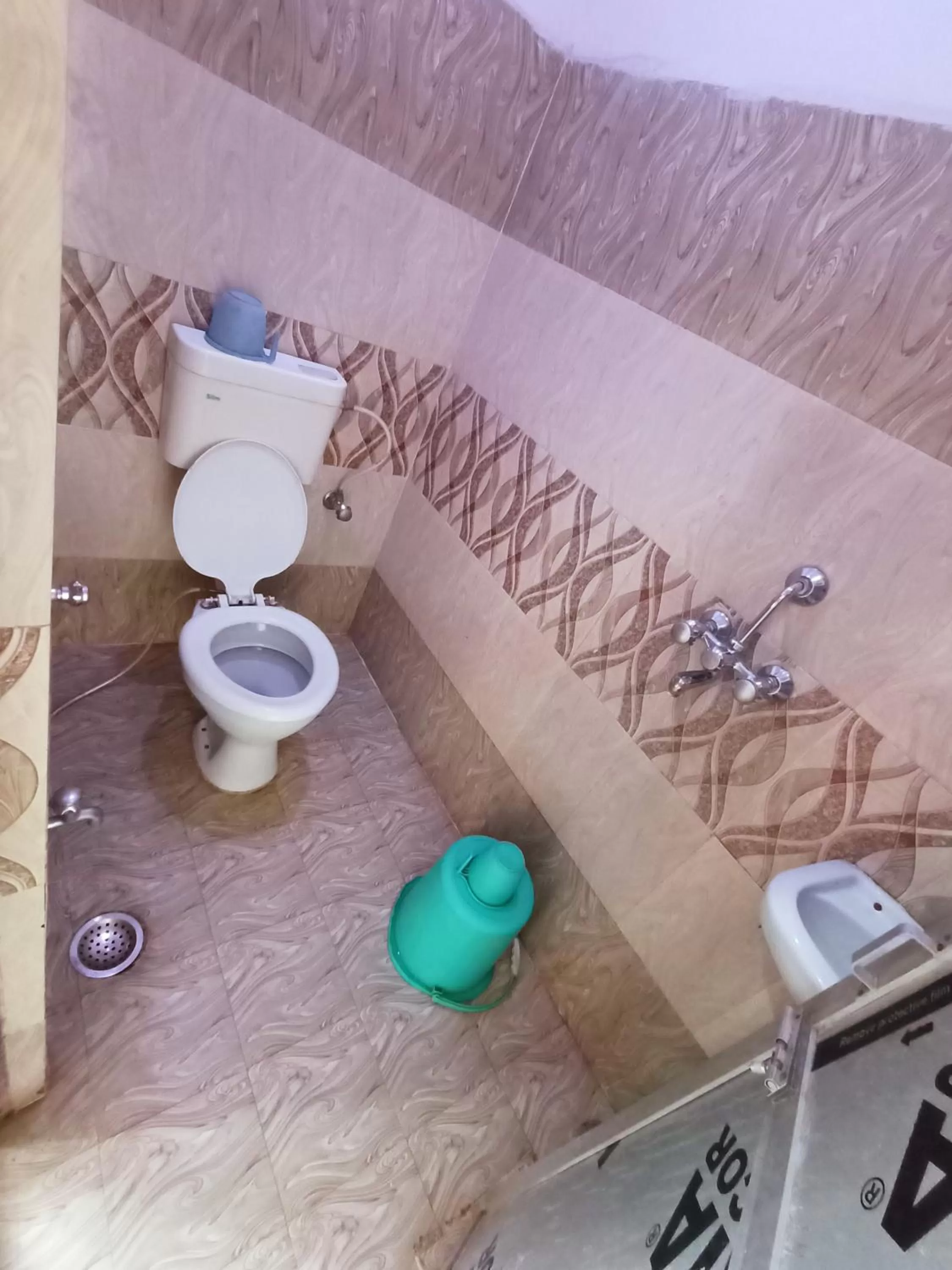 Toilet in Hotel Aakash Ganga