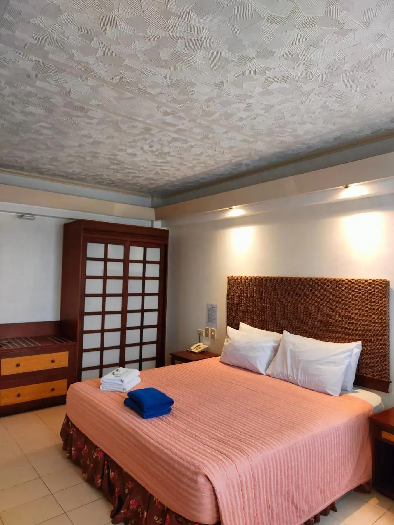Bedroom, Bed in Wild Orchid Beach Resort
