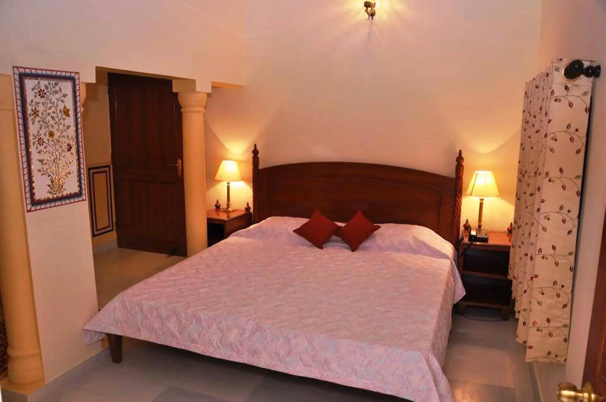 Photo of the whole room, Bed in Khatu Haveli