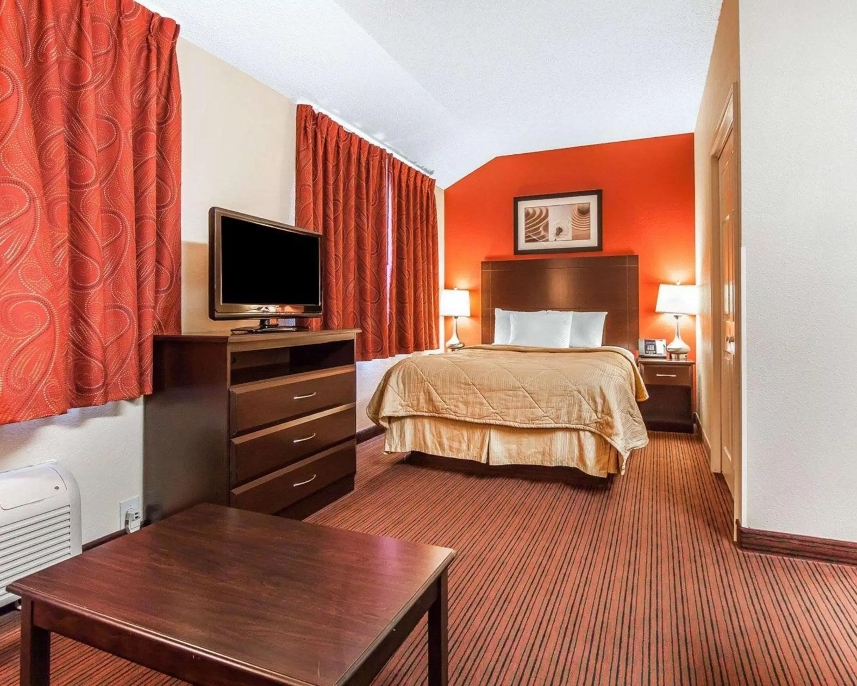 Bedroom, TV/Entertainment Center in MainStay Suites Knoxville Airport
