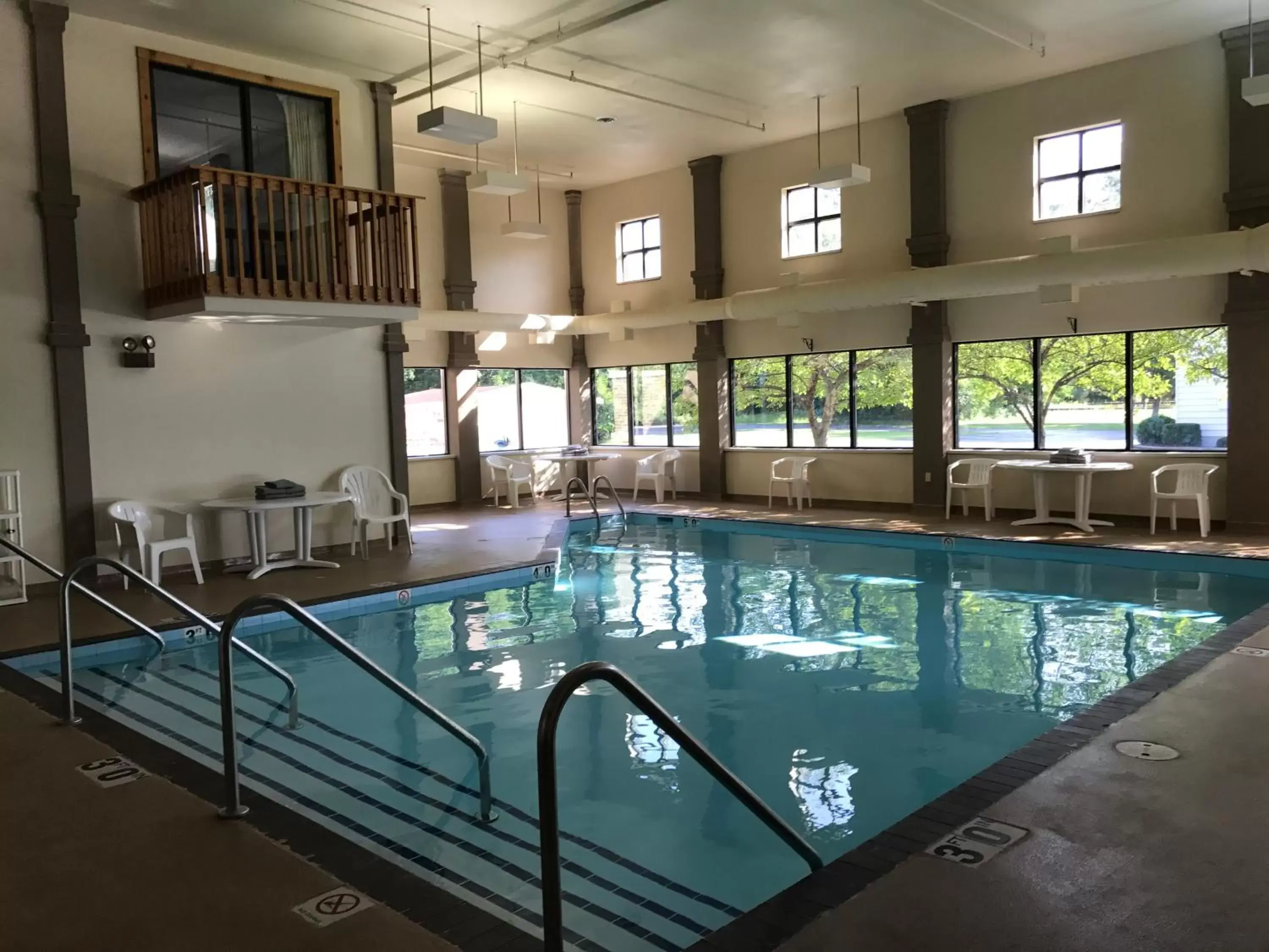 Swimming Pool in Econo Lodge Inn & Suites