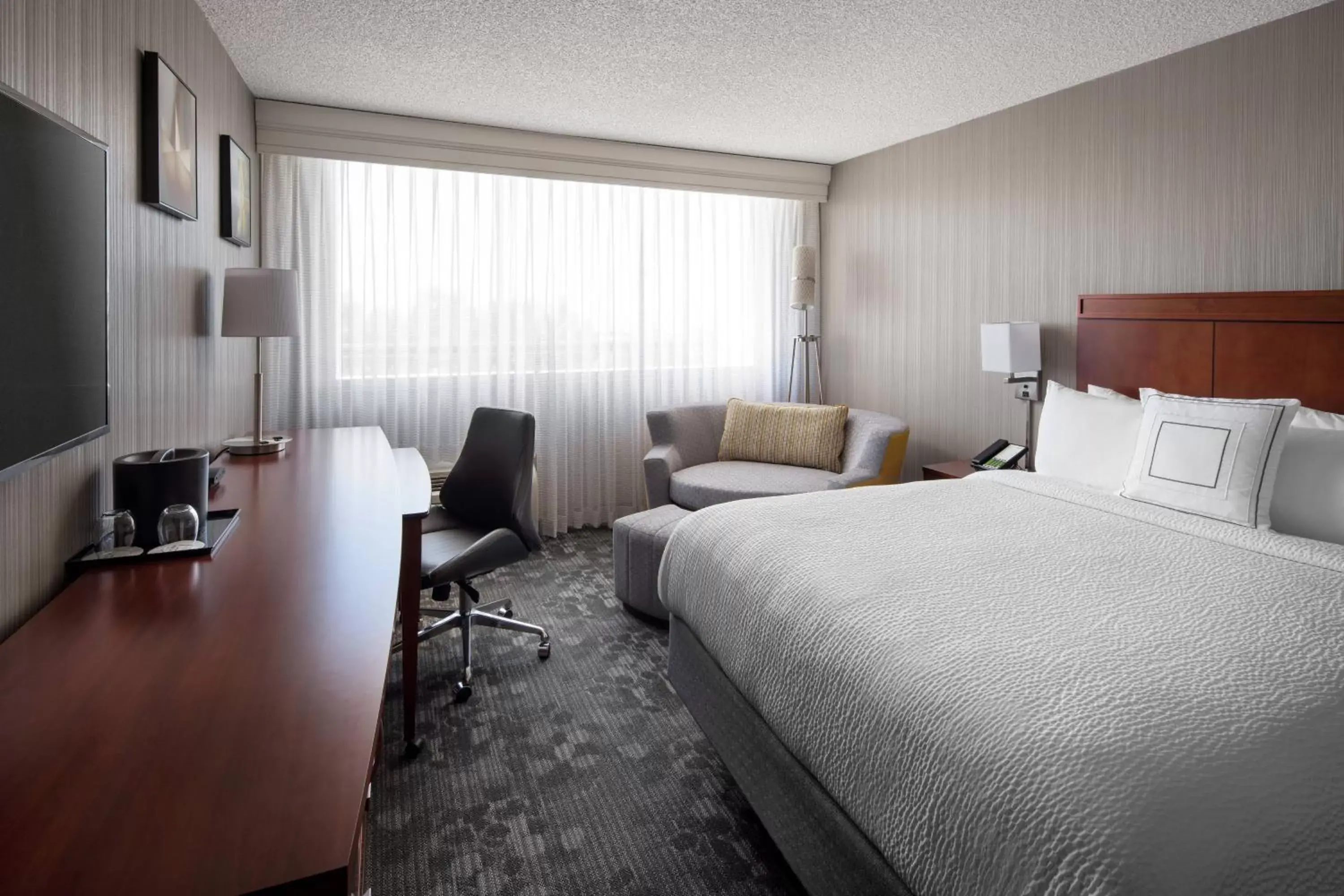 Photo of the whole room, Bed in Courtyard by Marriott Richmond Berkeley