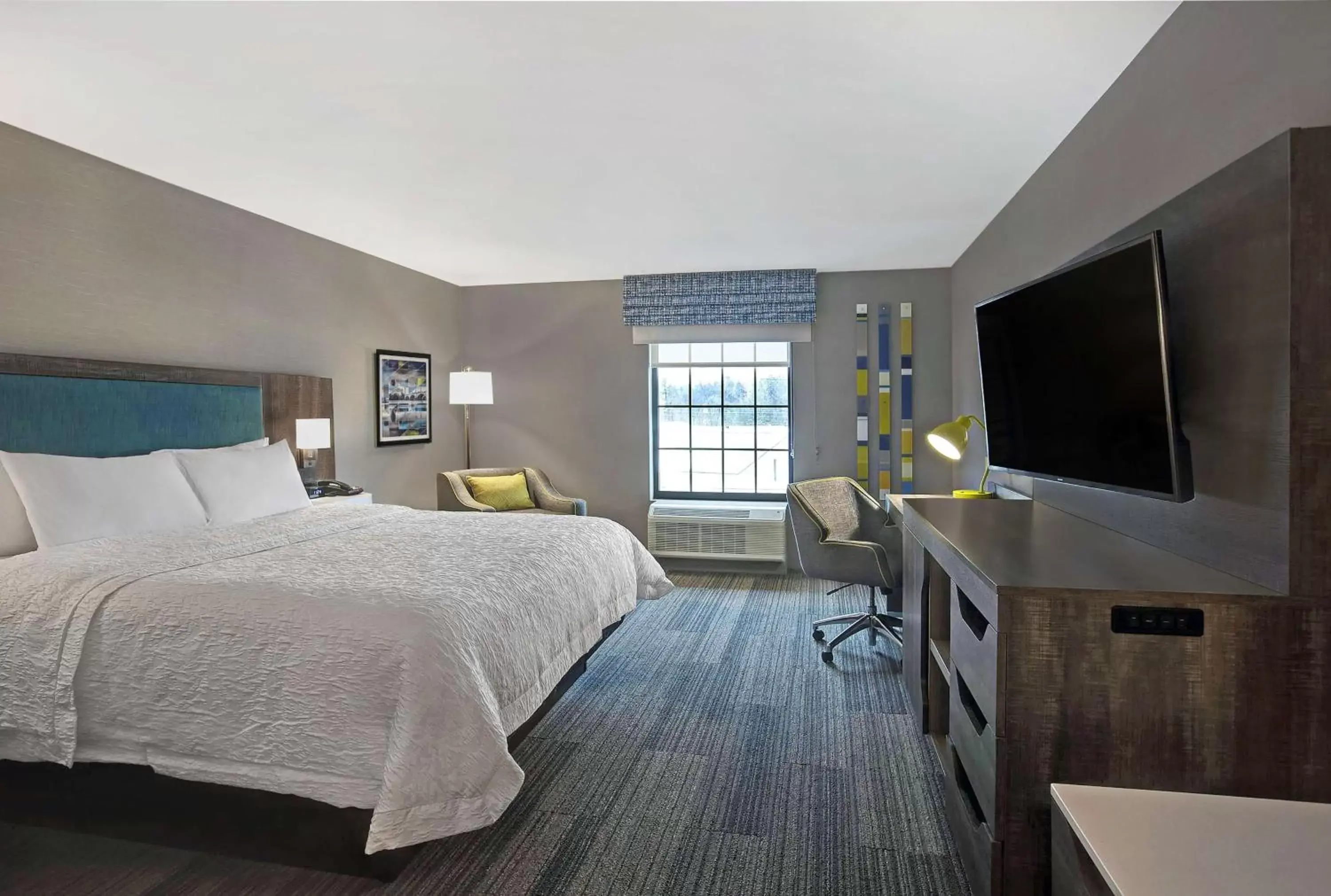 Bedroom, TV/Entertainment Center in Hampton Inn Westfield