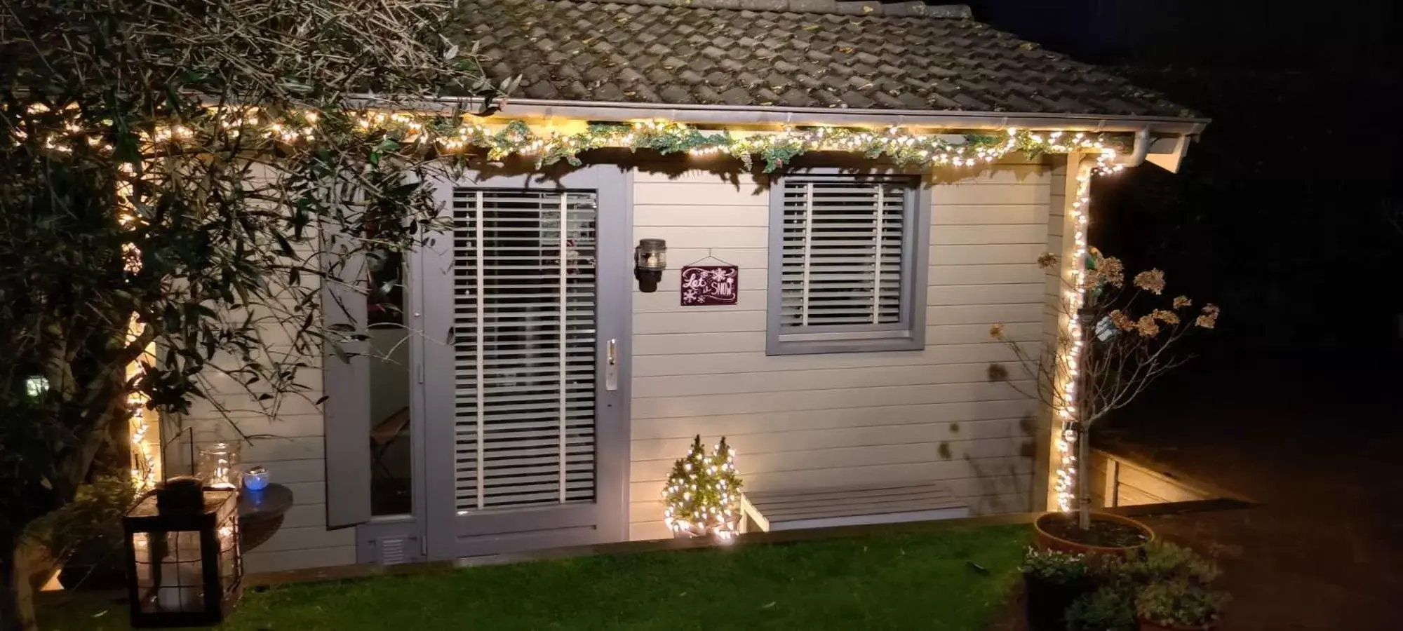 Facade/entrance, Property Building in Tiny House Boatshed