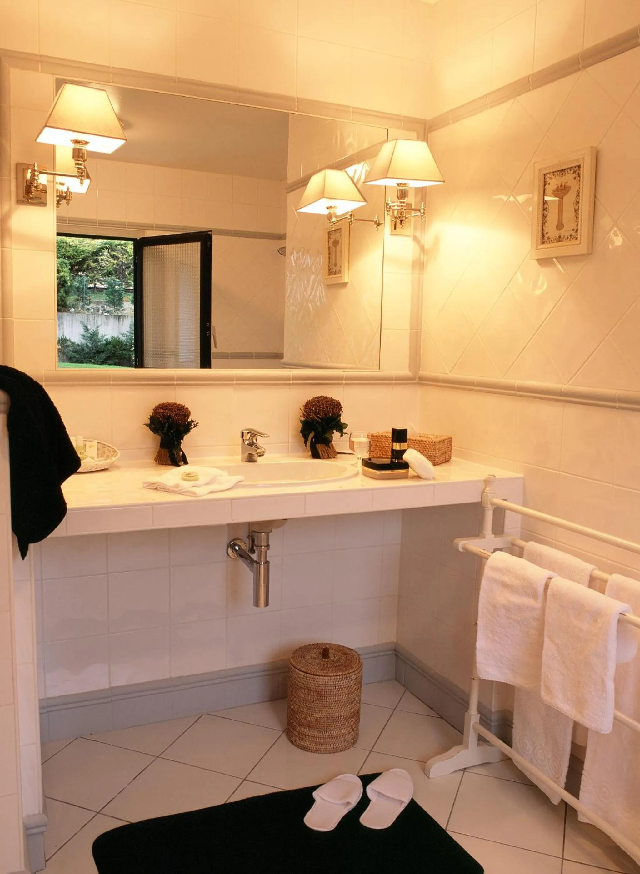 Bathroom, Bed in Best Western Plus Hostellerie Du Vallon