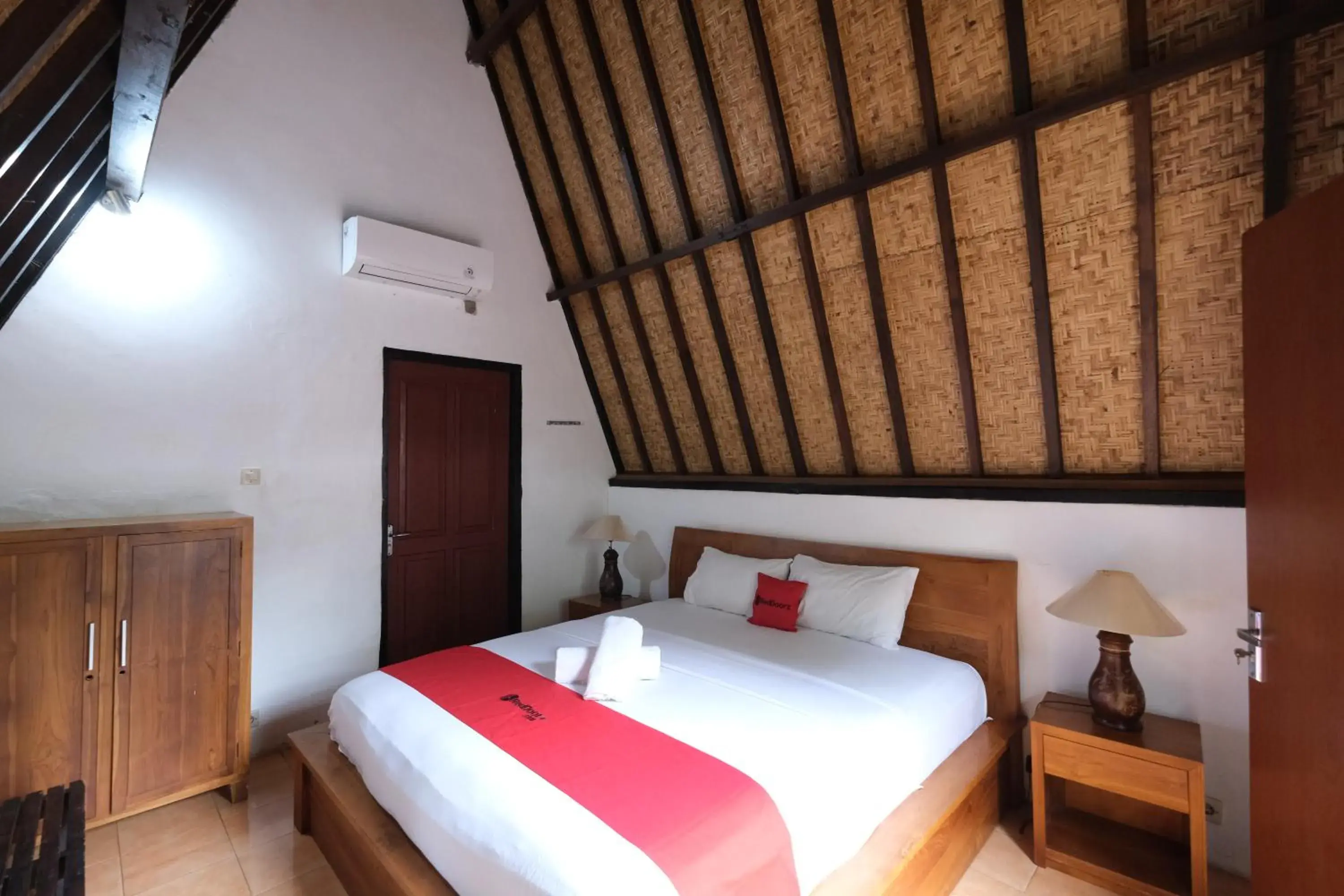 Bedroom, Bed in RedDoorz at Ocean 2 Gili Trawangan