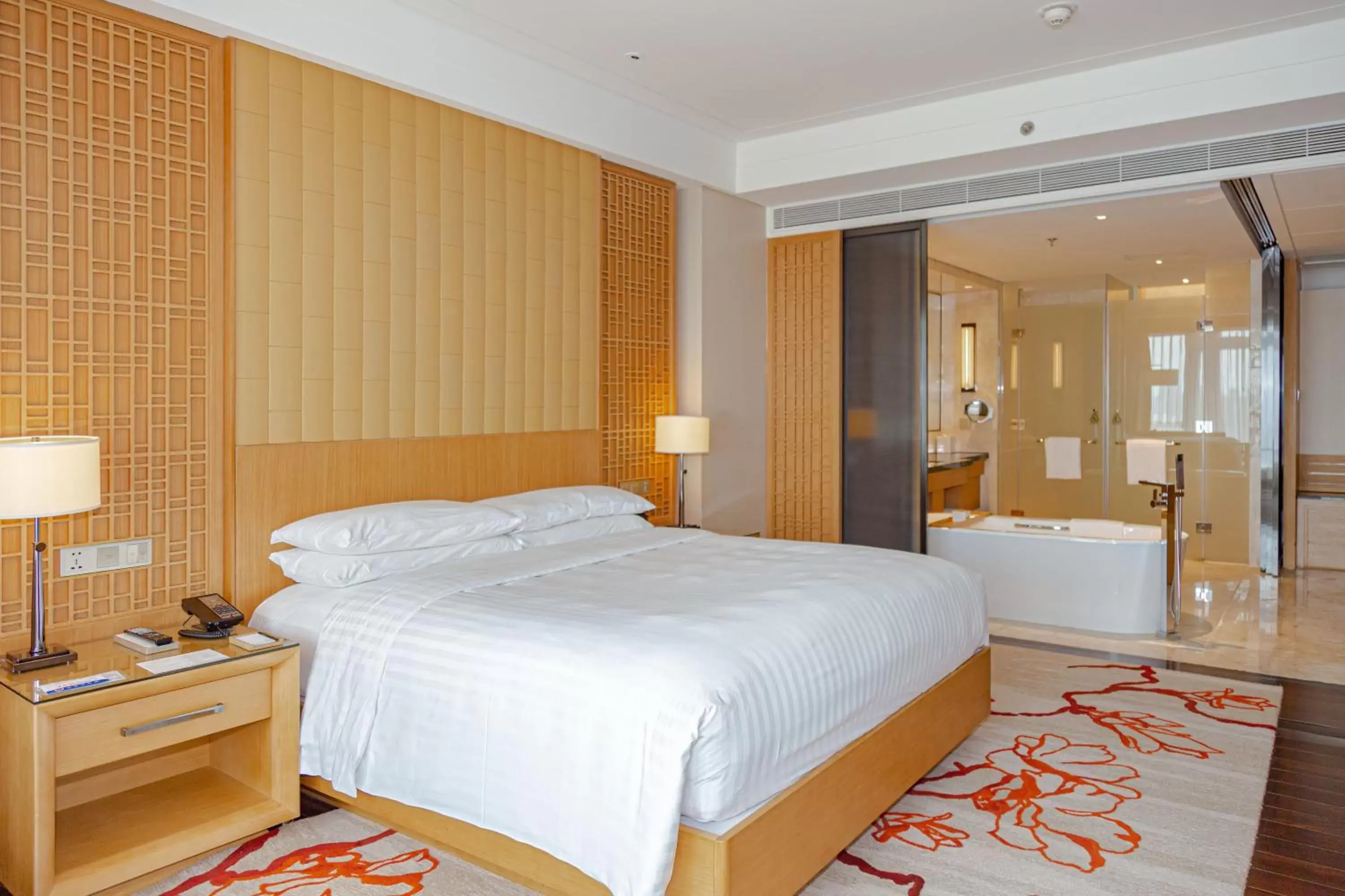 Photo of the whole room, Bed in Zhuhai Marriott Hotel