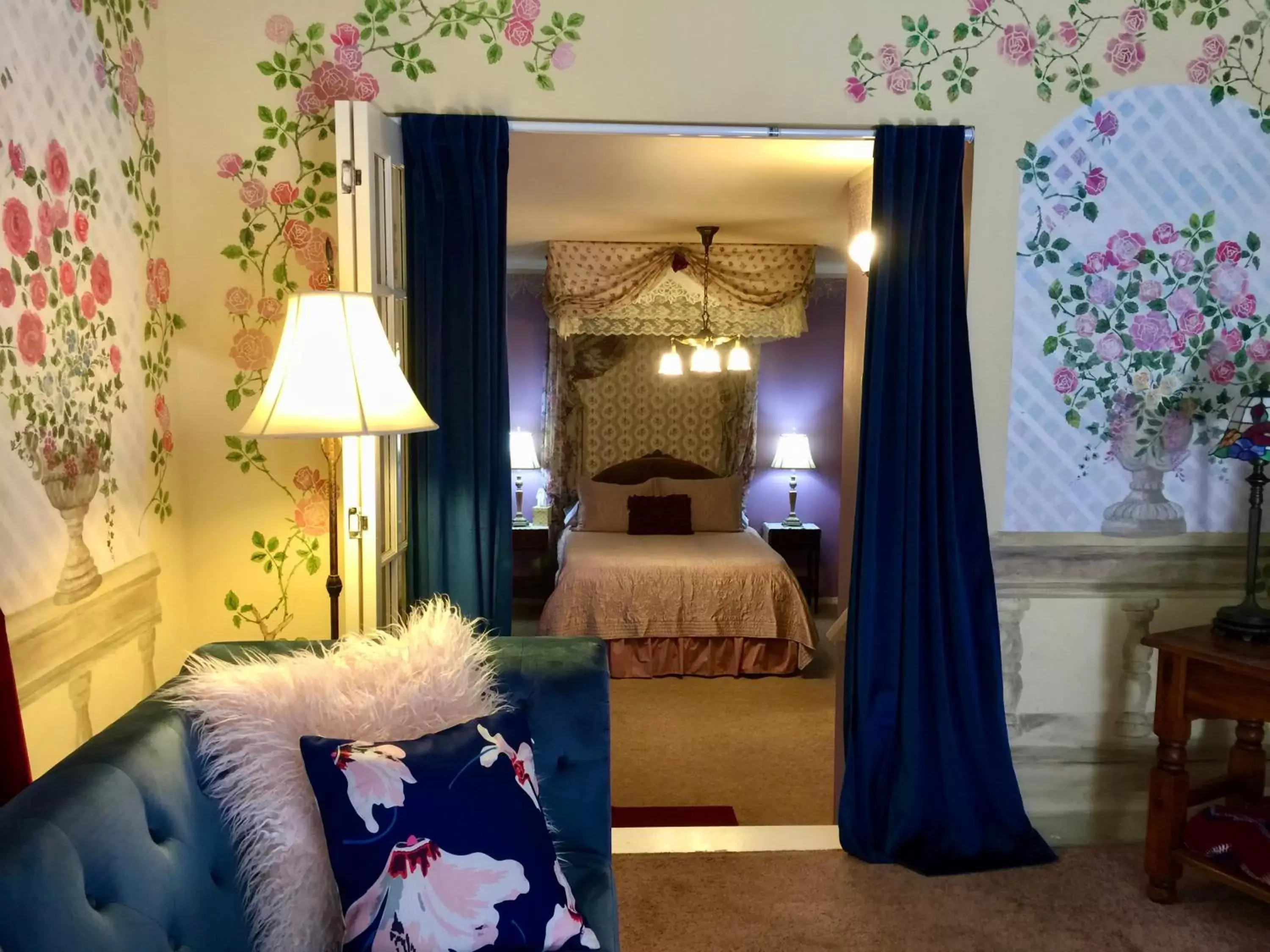 Deluxe Queen Suite in Shaw House Inn