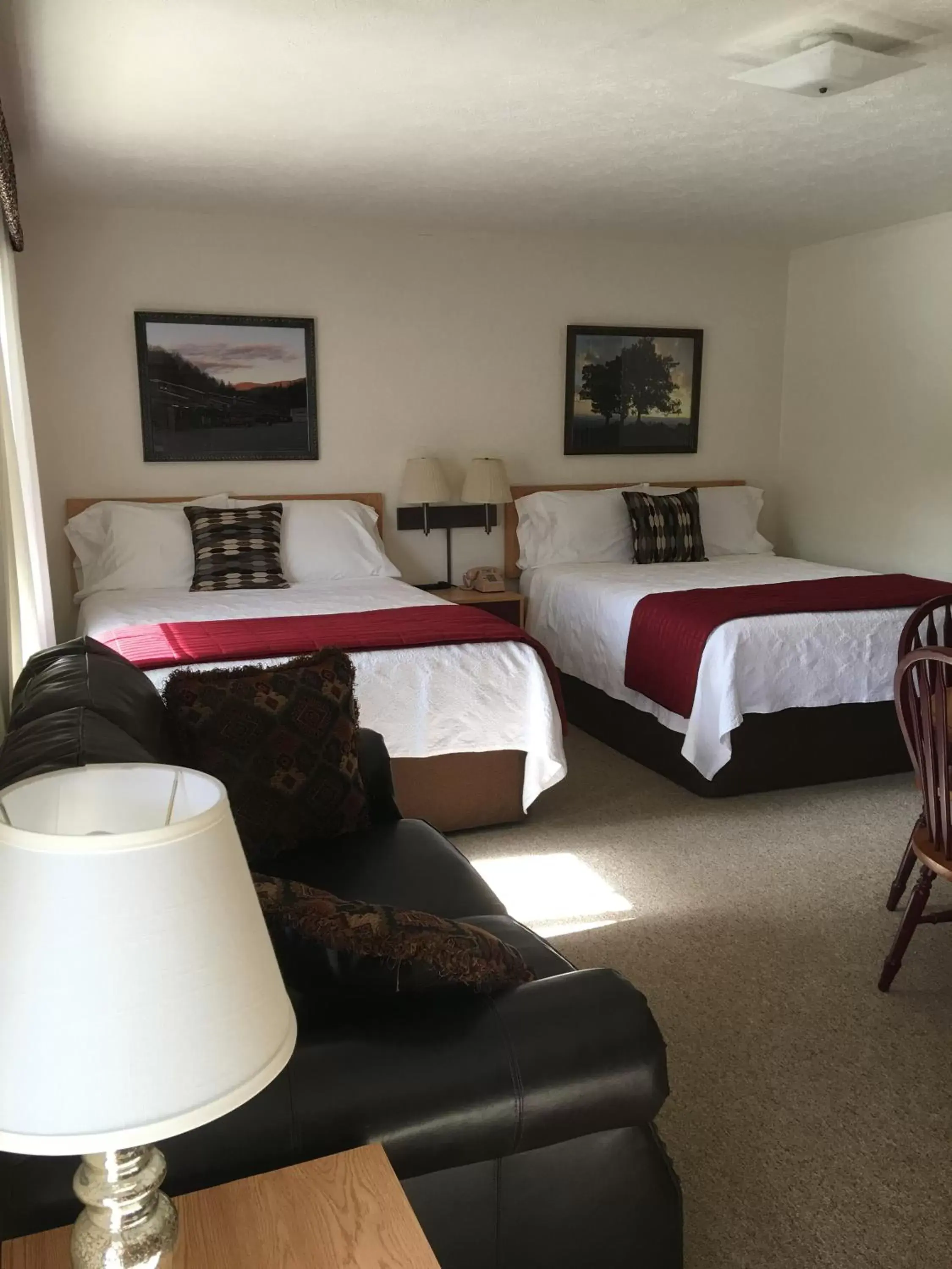 Photo of the whole room, Bed in Cardinal Inn
