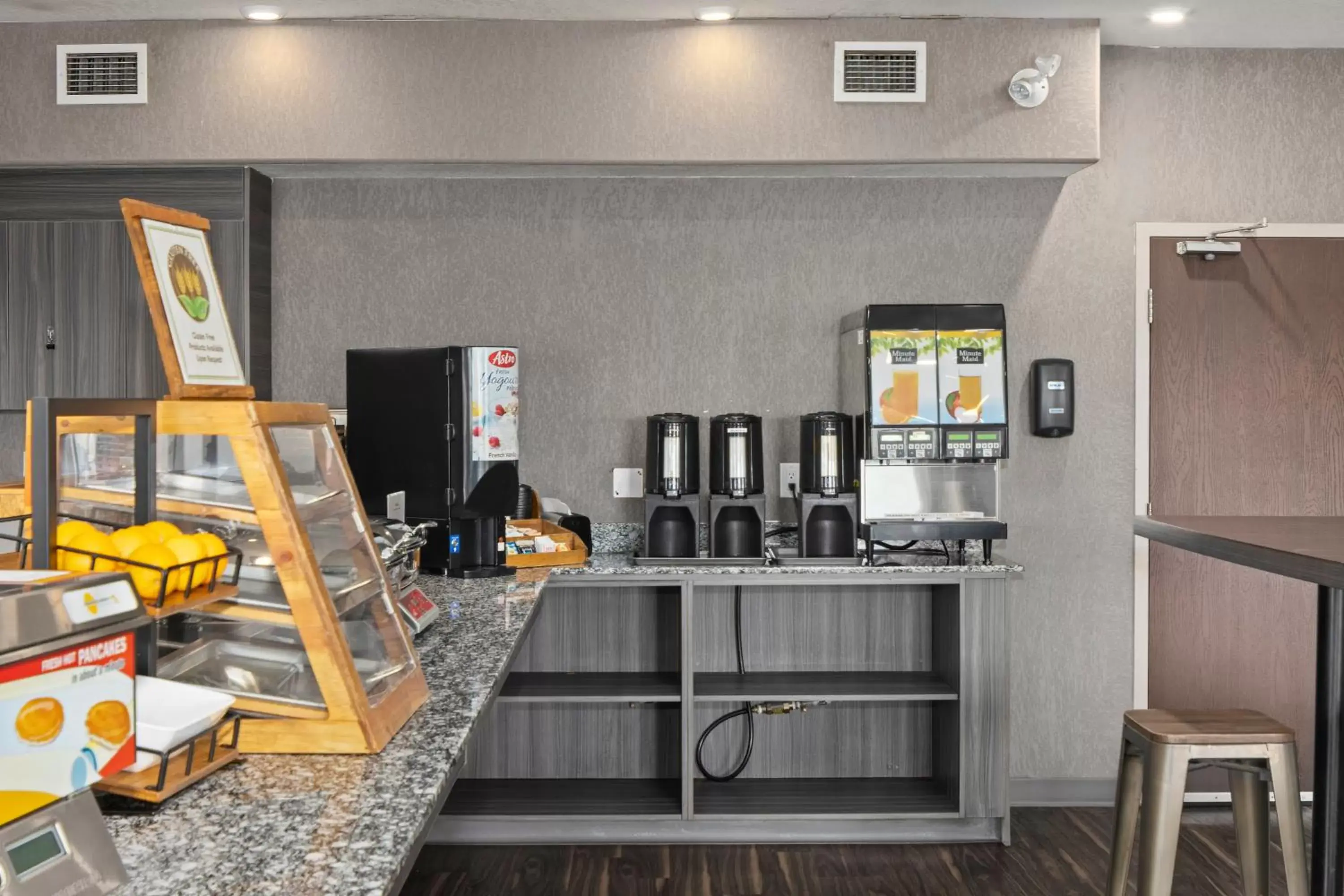 Coffee/tea facilities in Home Inn & Suites Saskatoon South