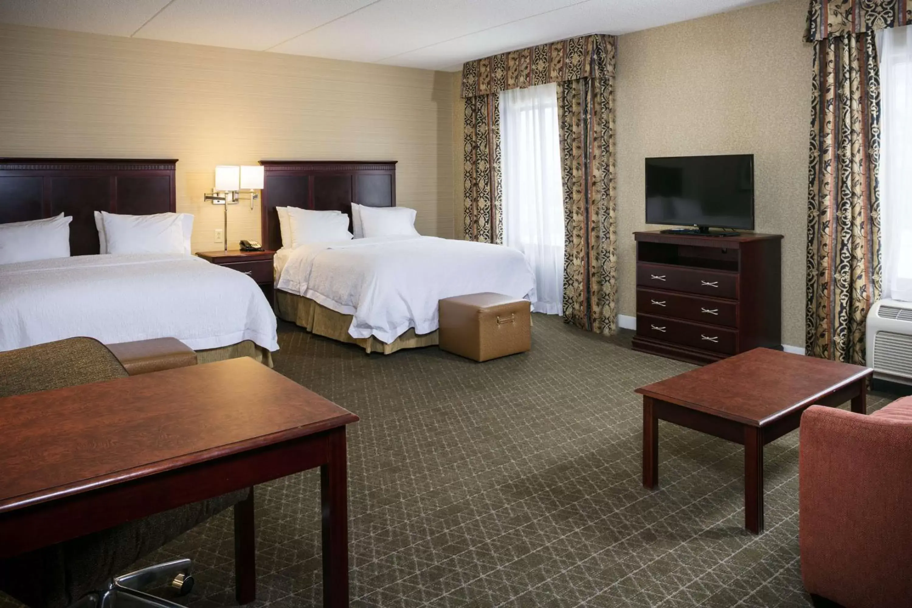 Bed in Hampton Inn & Suites Toledo-Perrysburg