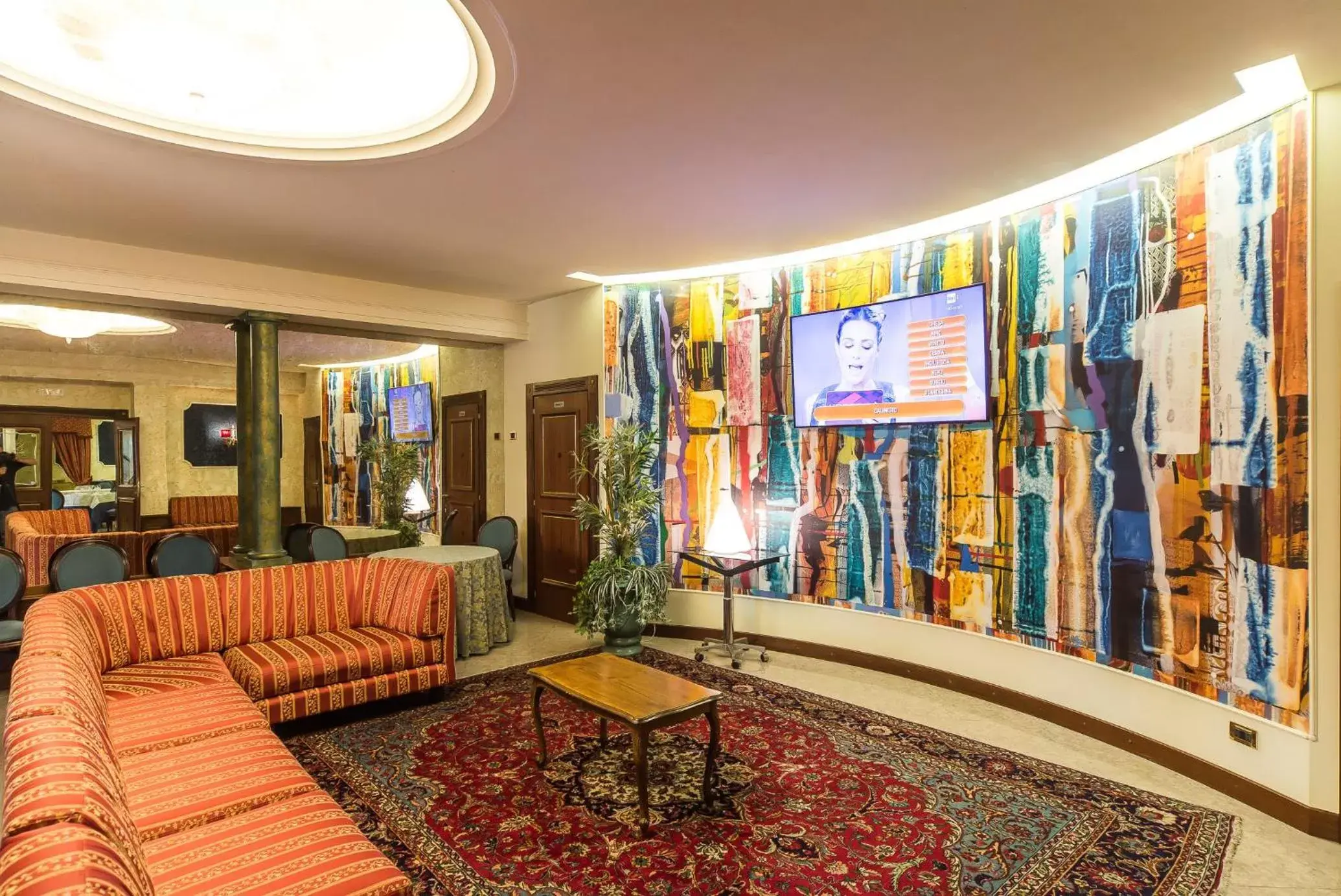 Communal lounge/ TV room, Lobby/Reception in Hotel Columbus sul Lago