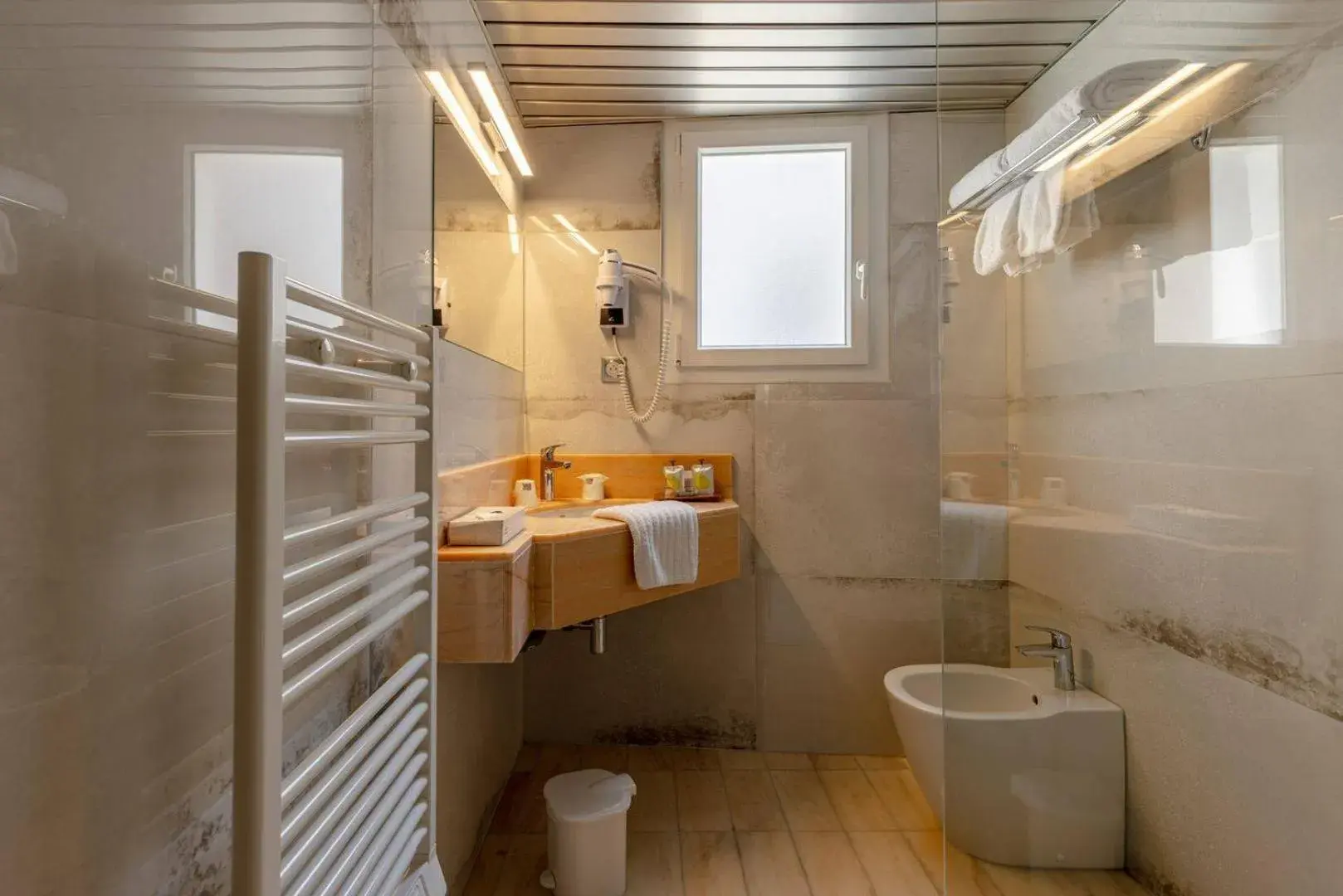 Shower, Bathroom in Hôtel Le Yachtman
