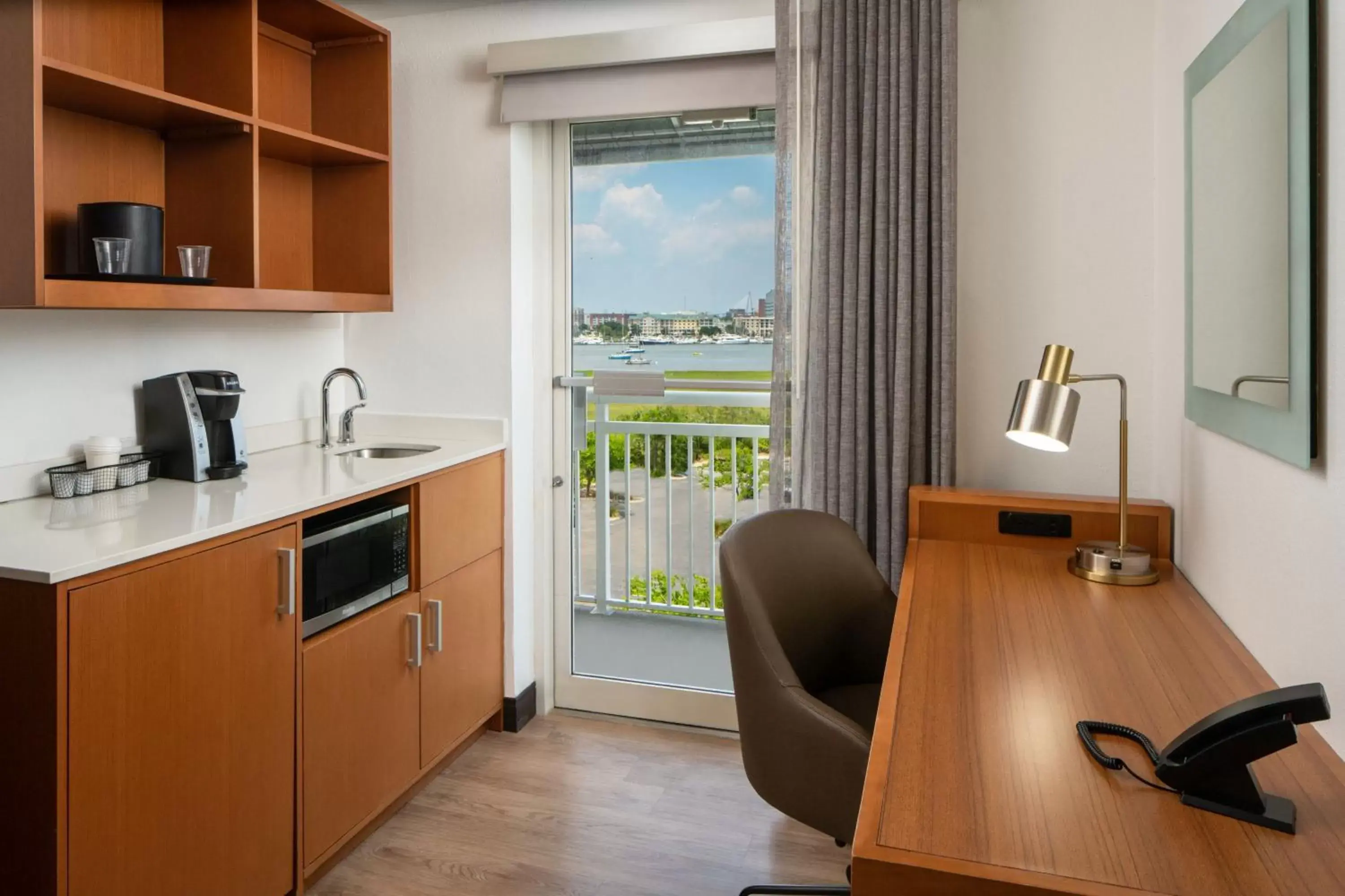 Photo of the whole room, Kitchen/Kitchenette in SpringHill Suites by Marriott Charleston Riverview