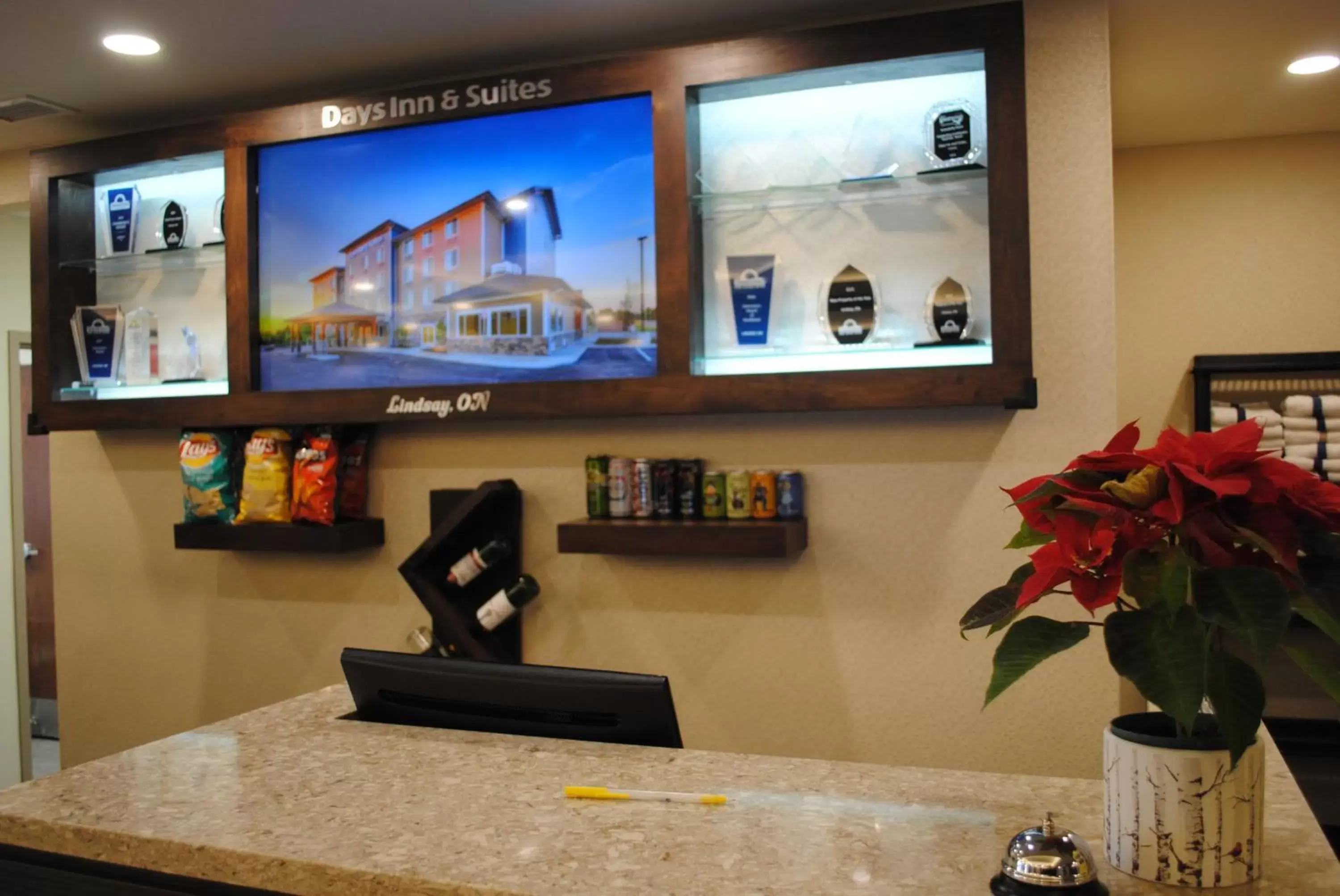 Lobby or reception, TV/Entertainment Center in Days Inn & Suites by Wyndham Lindsay