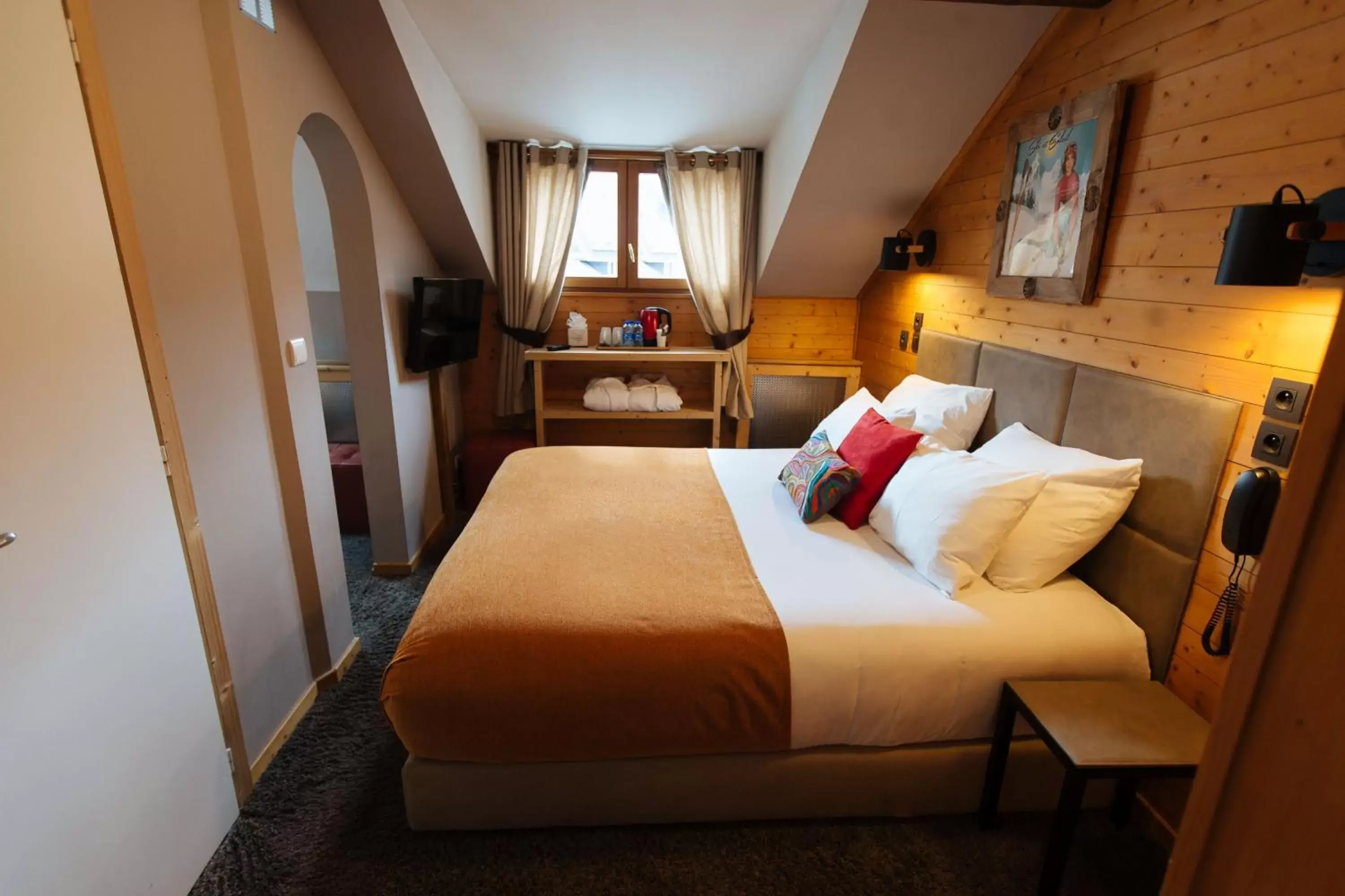 Photo of the whole room, Bed in Coeur des Neiges