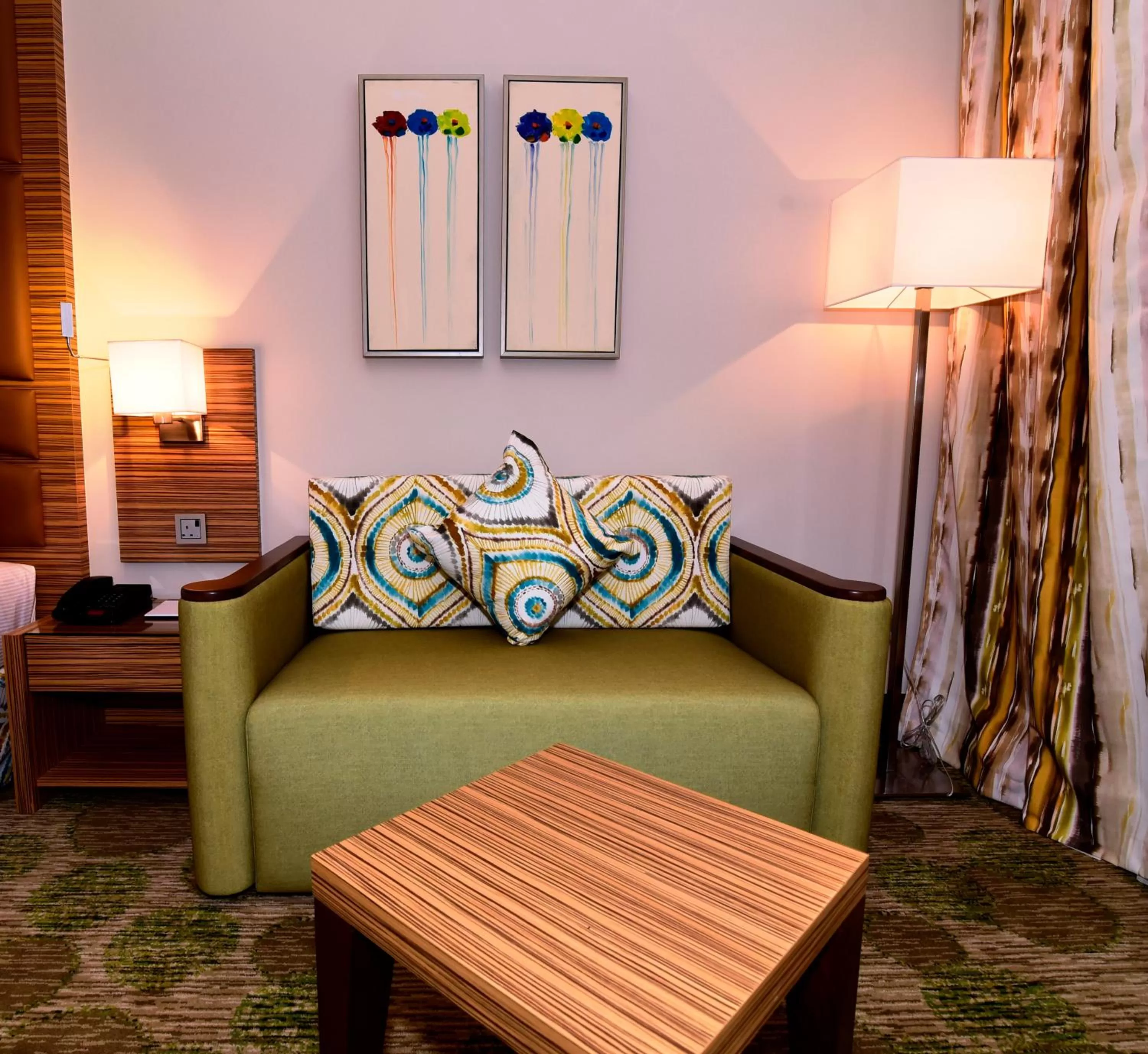 Living room in Best Western Plus Pearl Creek