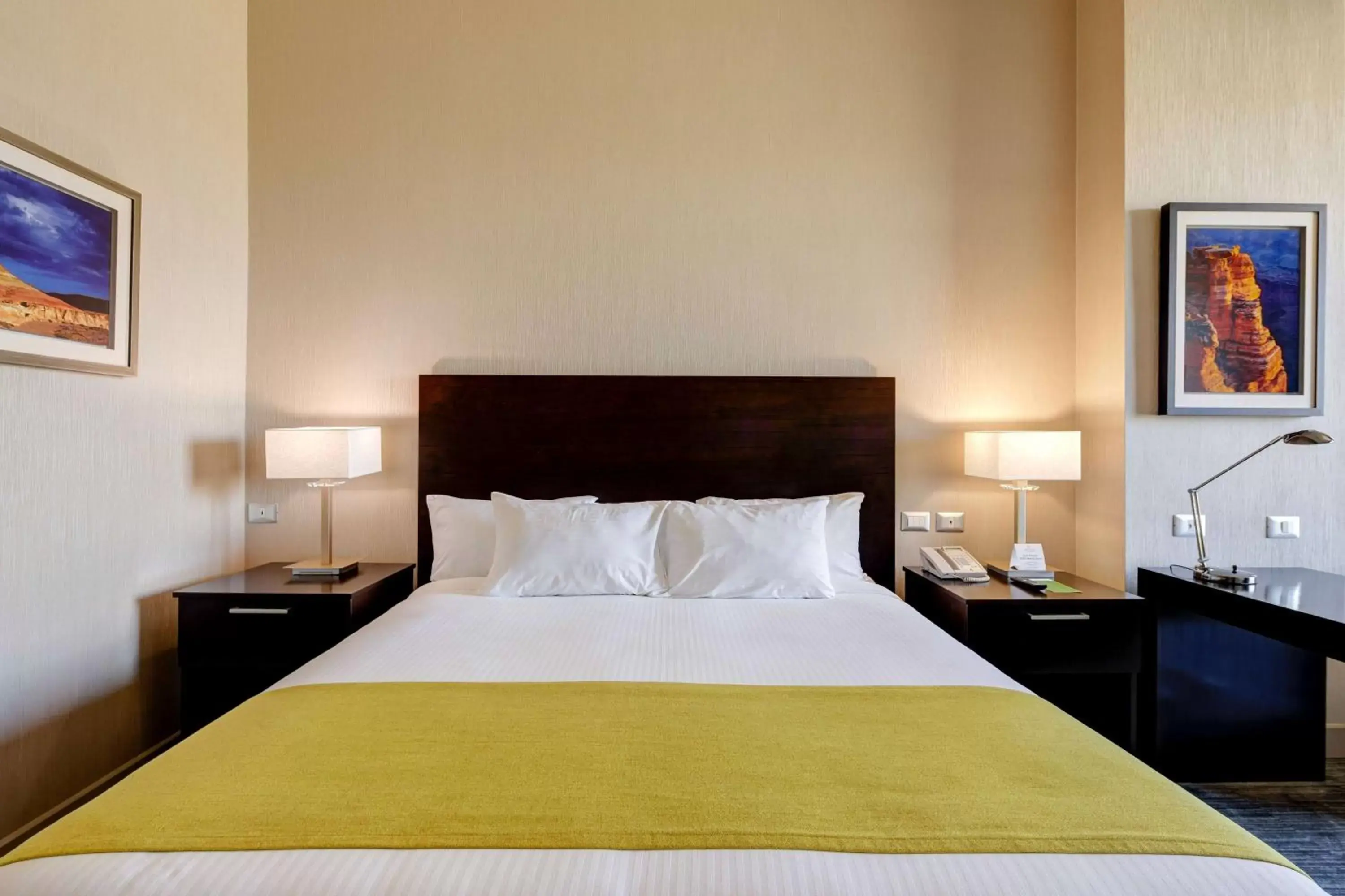 Photo of the whole room, Bed in La Quinta by Wyndham Santiago Aeropuerto