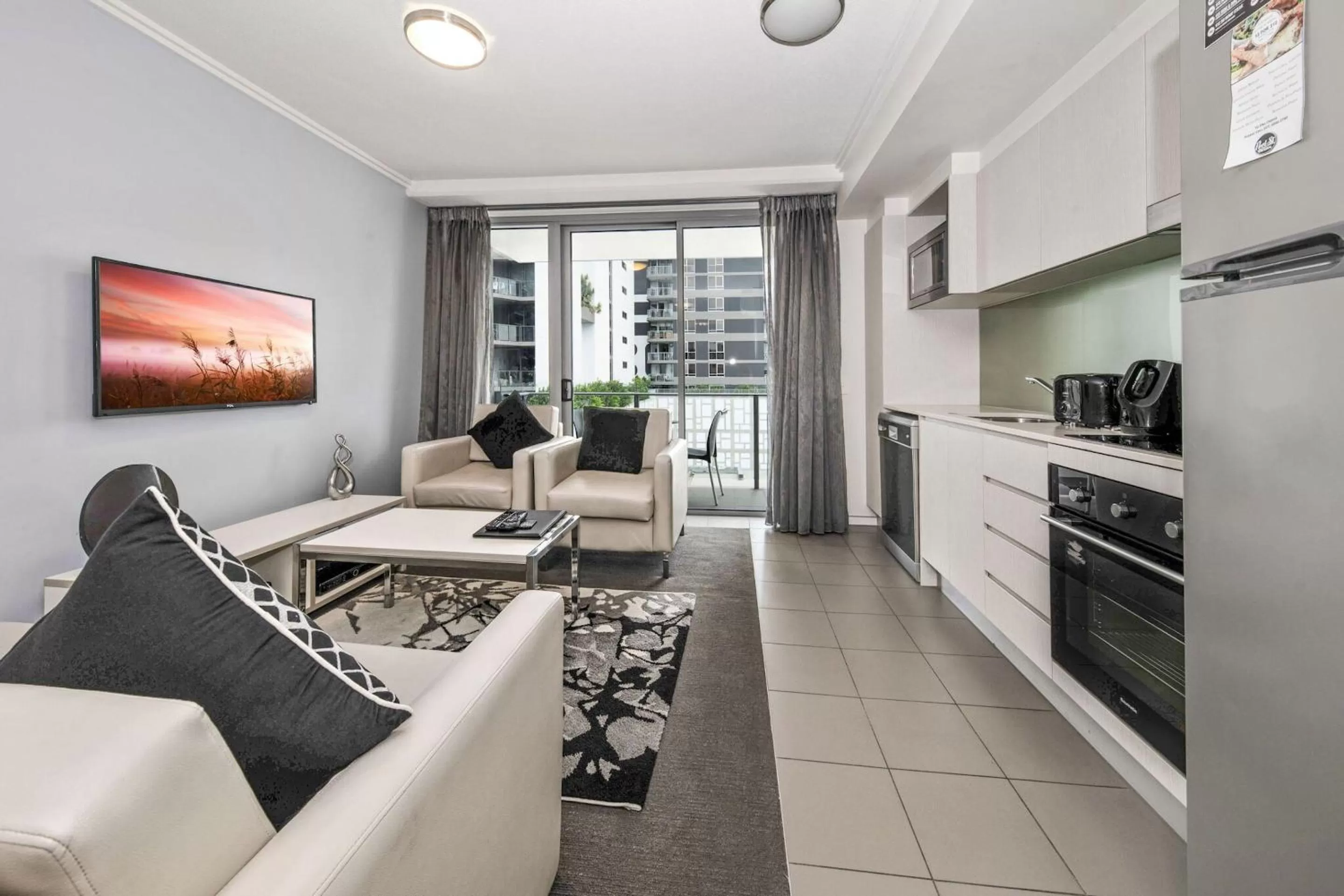 Kitchen or kitchenette in The Capitol Apartments