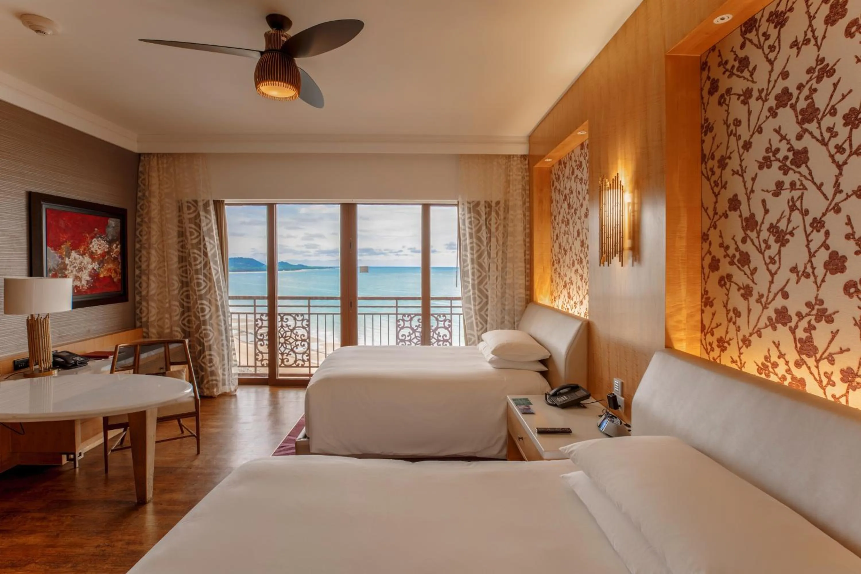 Photo of the whole room, Bed in InterContinental Grand Ho Tram