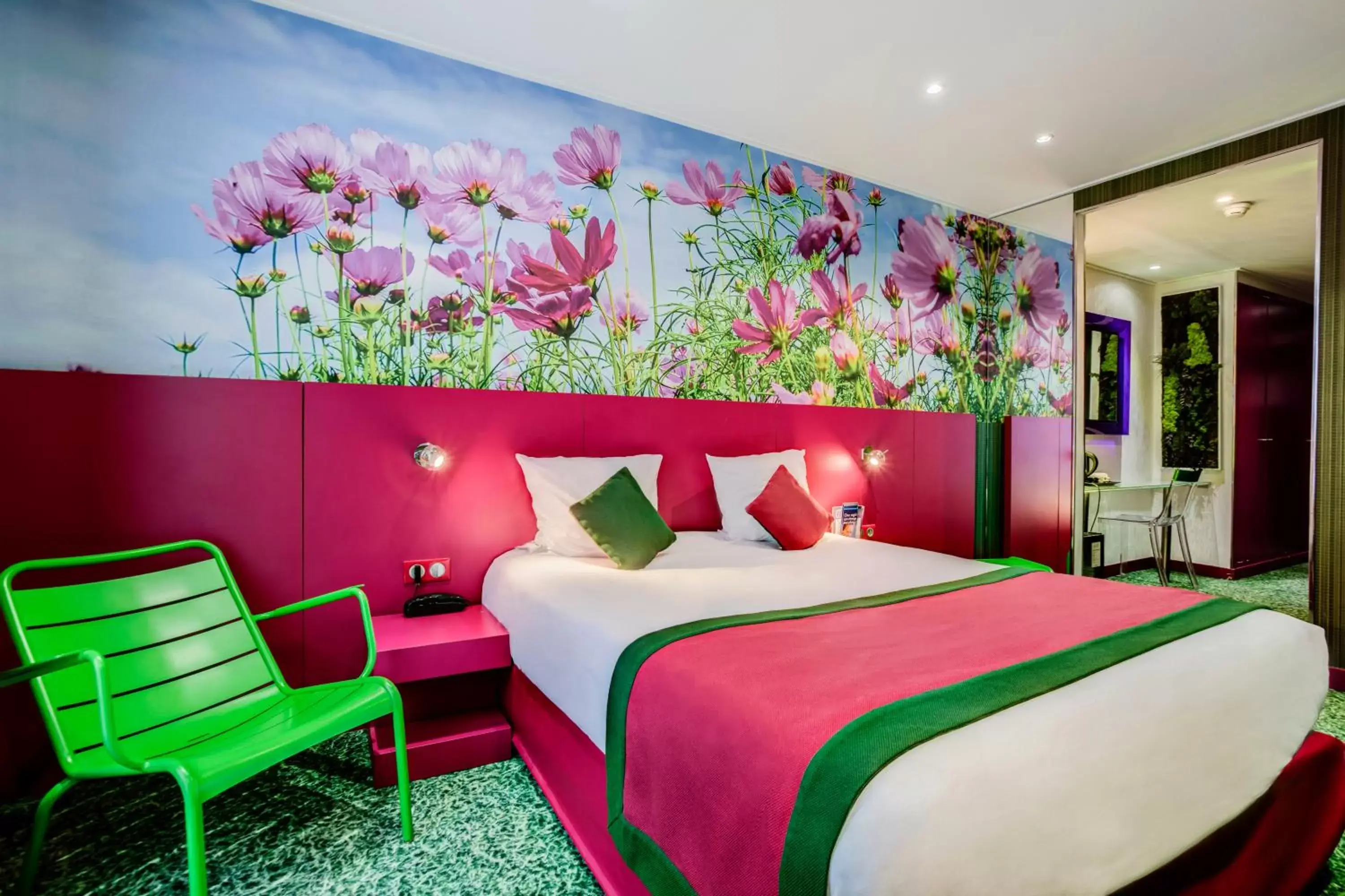 Photo of the whole room, Bed in Jardins de Montmartre