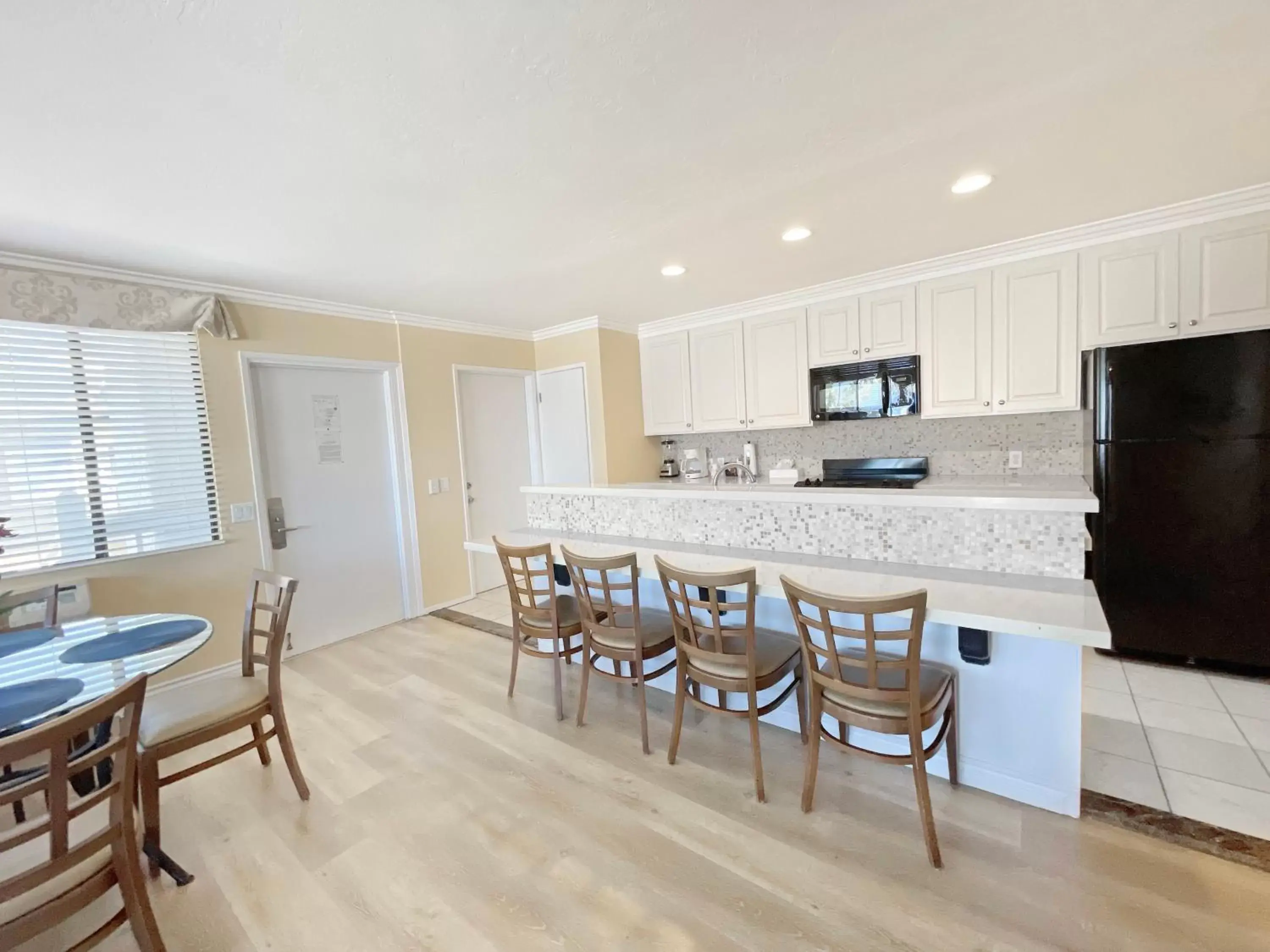 Dining Area in Catalina Courtyard Suites