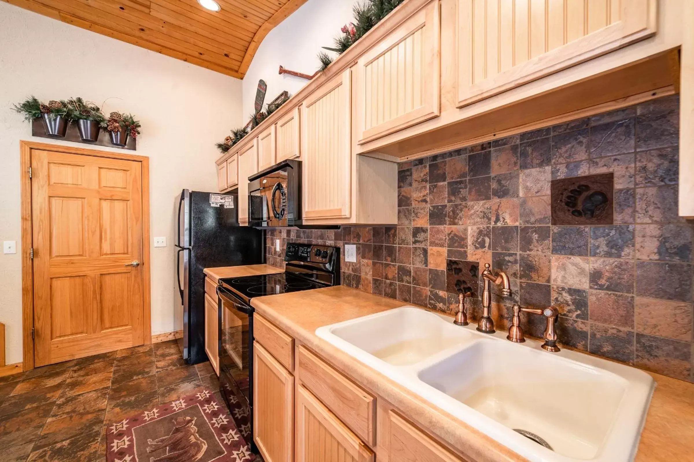 Kitchen or kitchenette, Kitchen/Kitchenette in Cabins at Grand Mountain