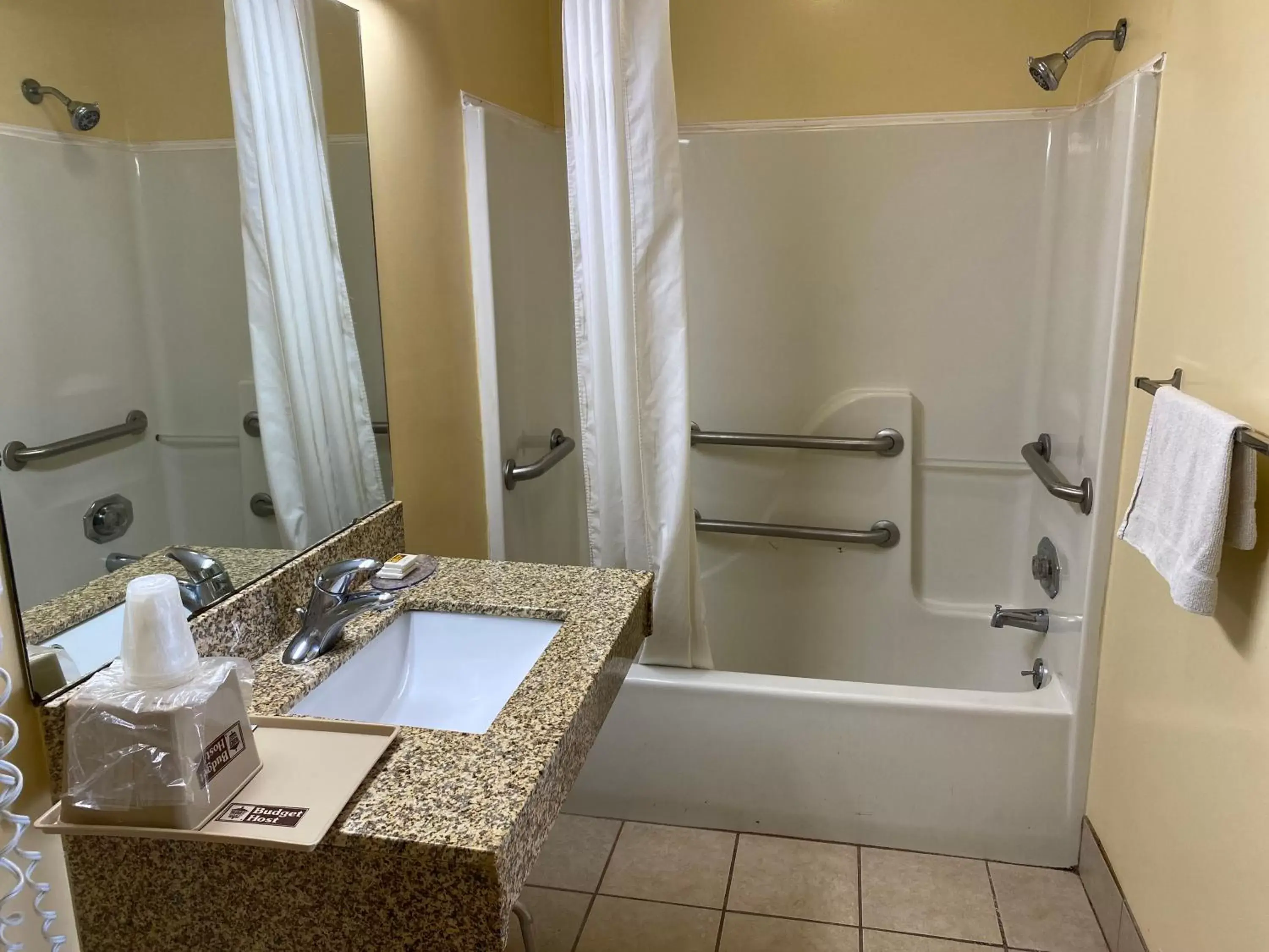 Bathroom in Budget Host Inn - Baxley