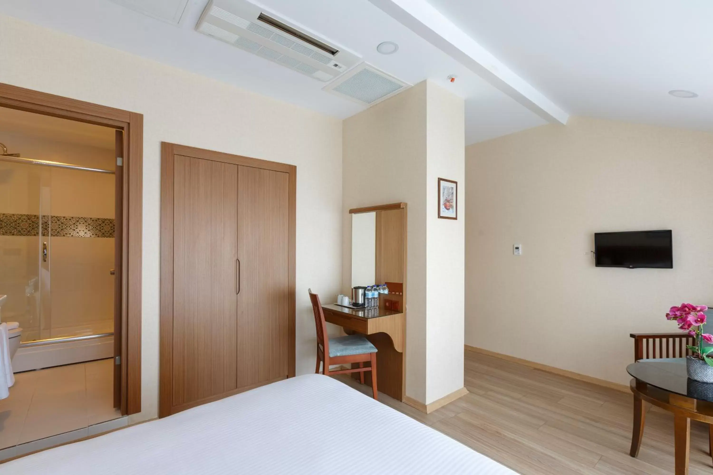 Communal lounge/ TV room, Bed in Lalahan Hotel