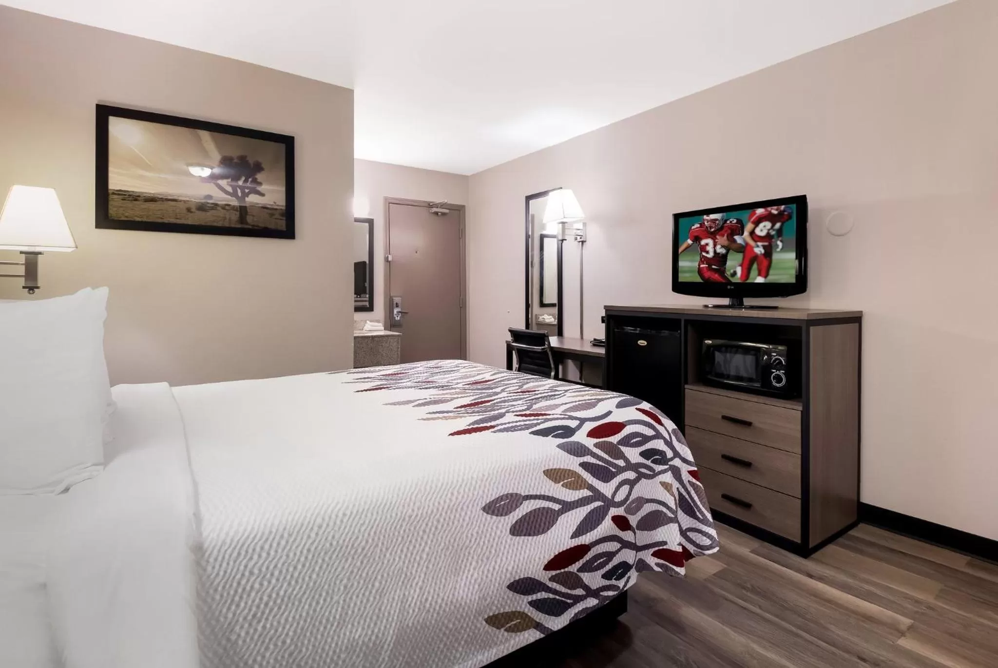 Bedroom, Bed in Red Roof Inn Chattanooga - Lookout Mountain