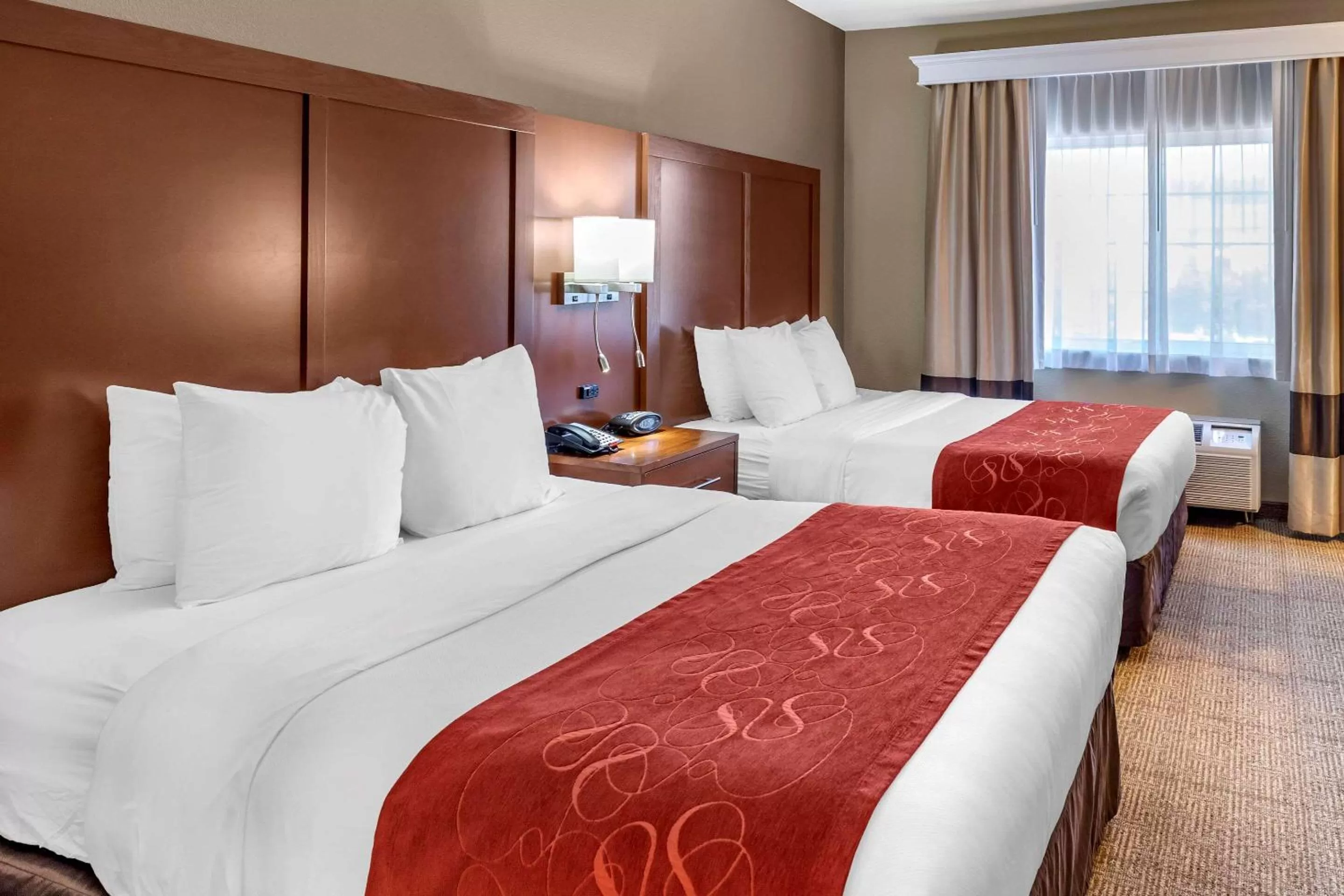 Photo of the whole room, Bed in Comfort Suites Fort Collins Near University