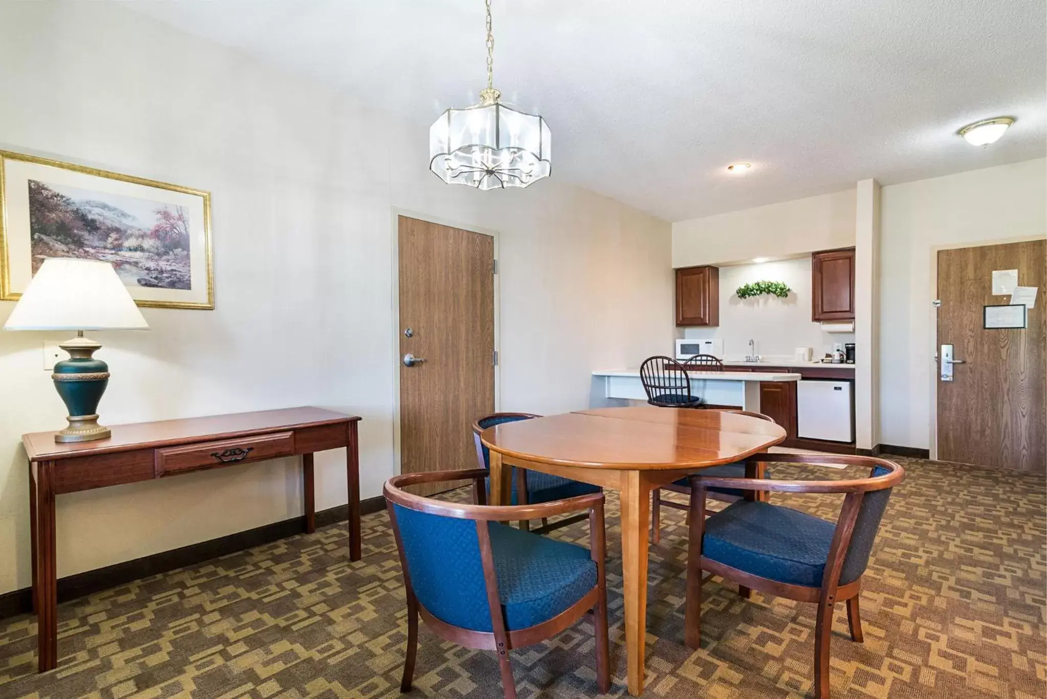 Kitchen or kitchenette, Dining Area in Quality Inn & Suites Schoharie near Howe Caverns