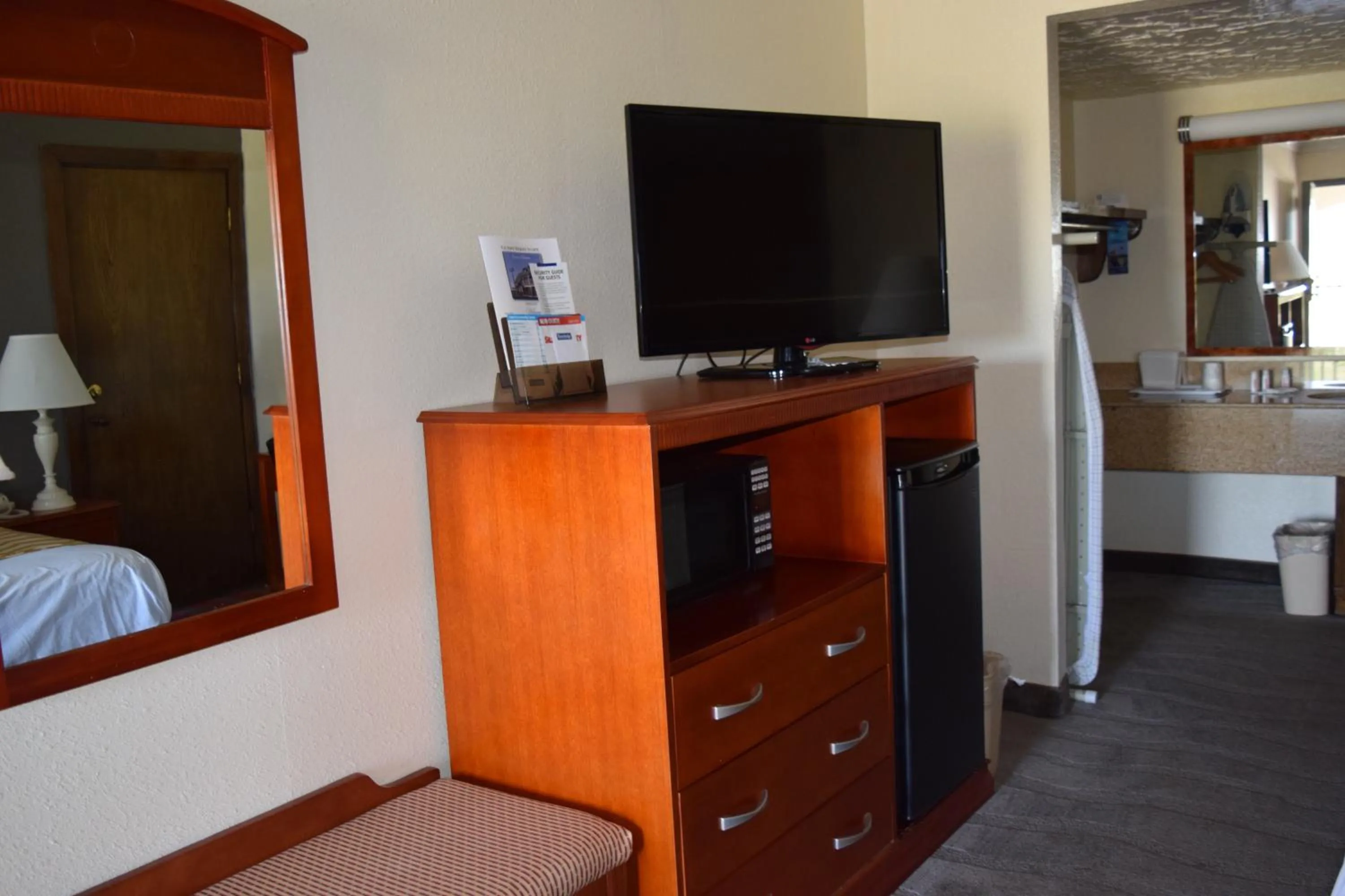 TV and multimedia, Bed in Travelodge Inn & Suites by Wyndham Norman
