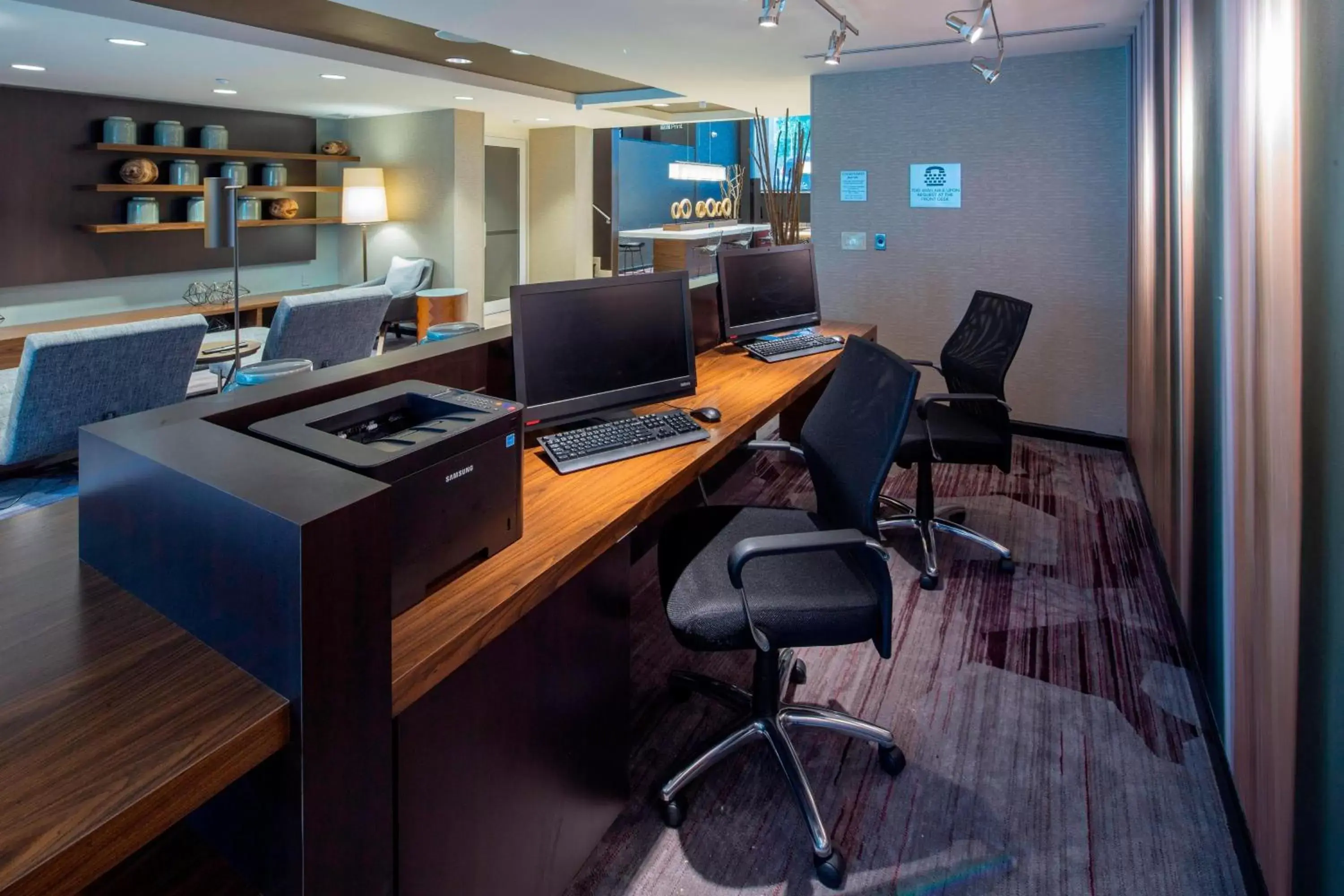 Business facilities in Courtyard by Marriott New York Queens/Fresh Meadows