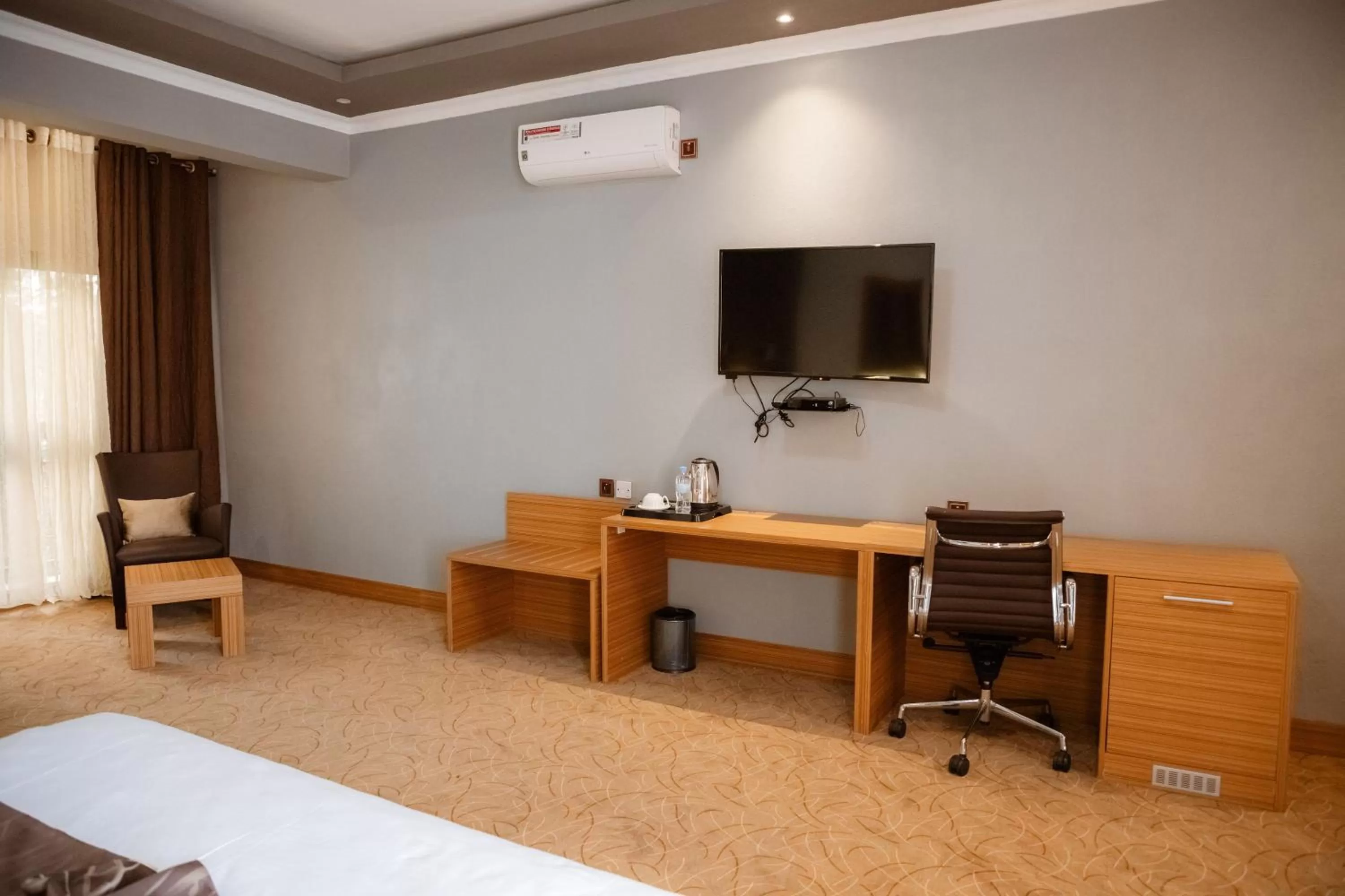 TV and multimedia, Bed in Ndaru Luxury Suites