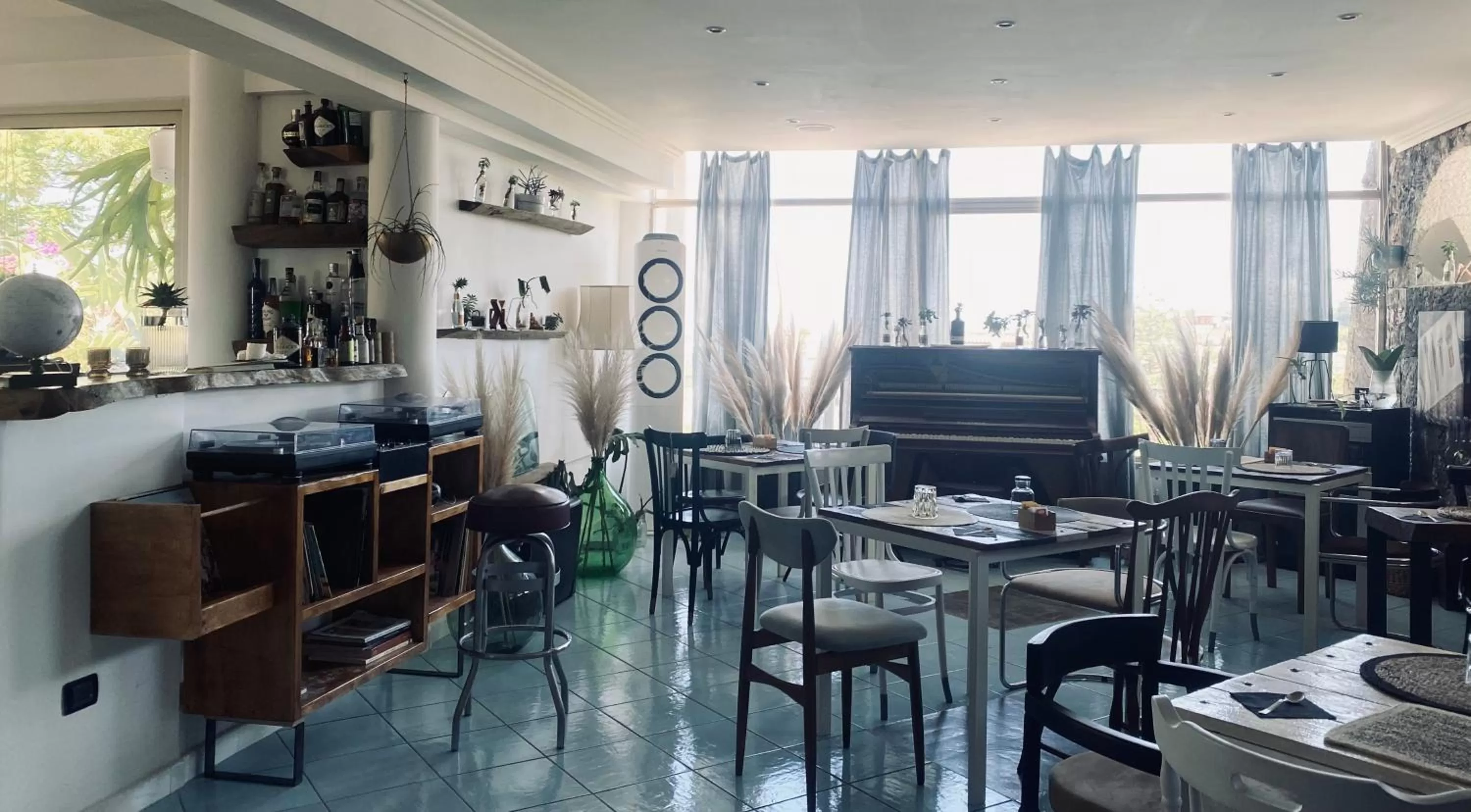 Restaurant/places to eat in Black Market Hotel