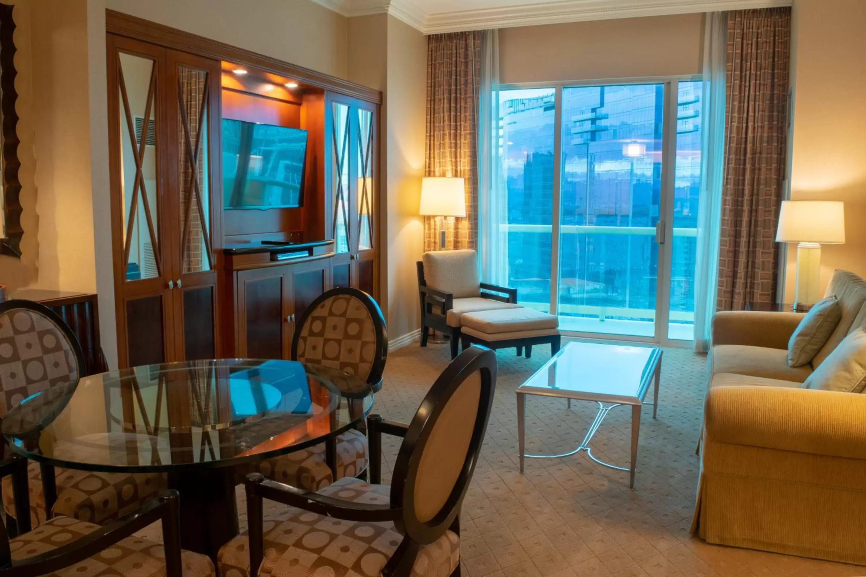 Photo of the whole room, Dining Area in The Signature at MGM Grand - All Suites