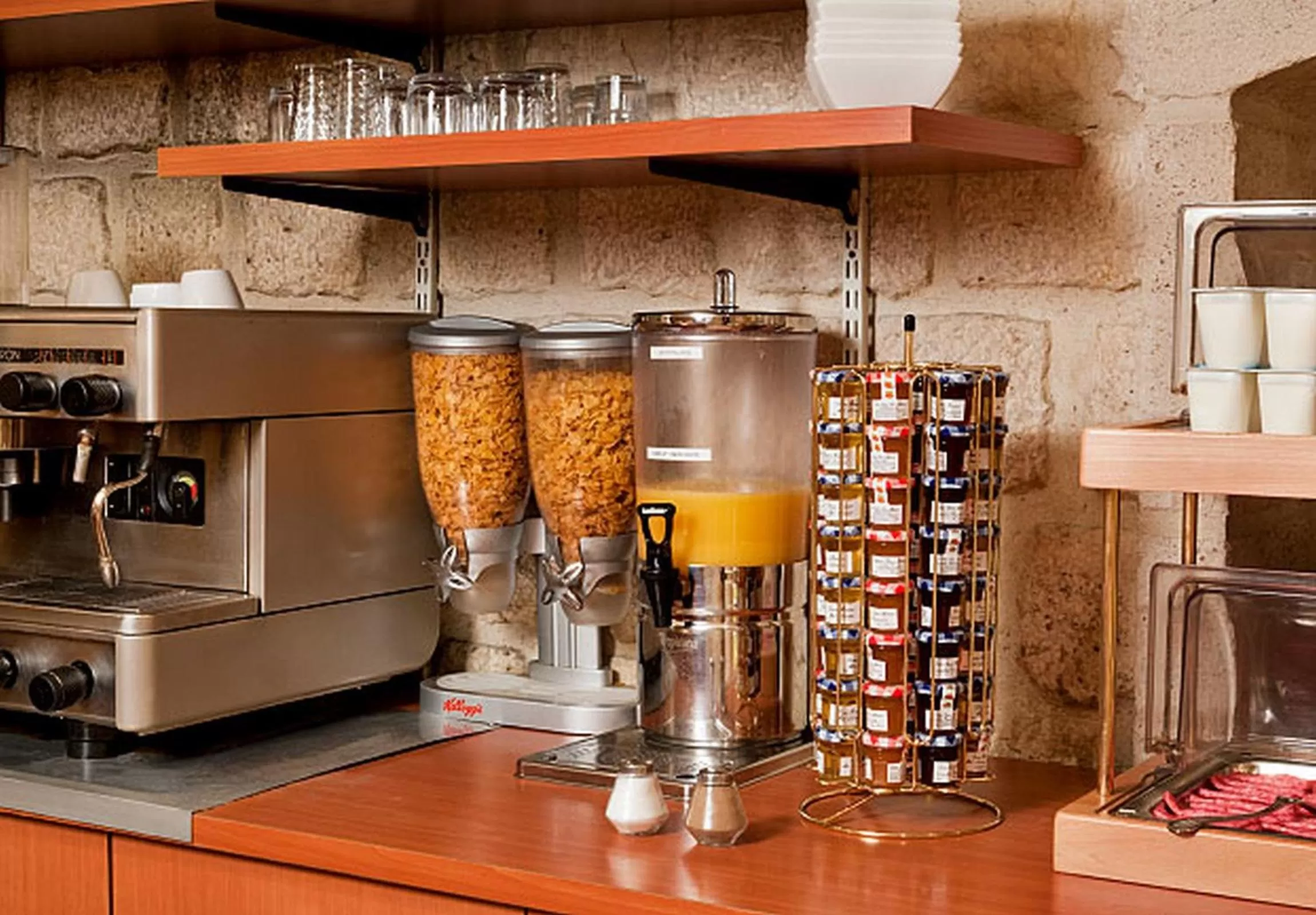 Restaurant/places to eat in Hôtel Opera Deauville