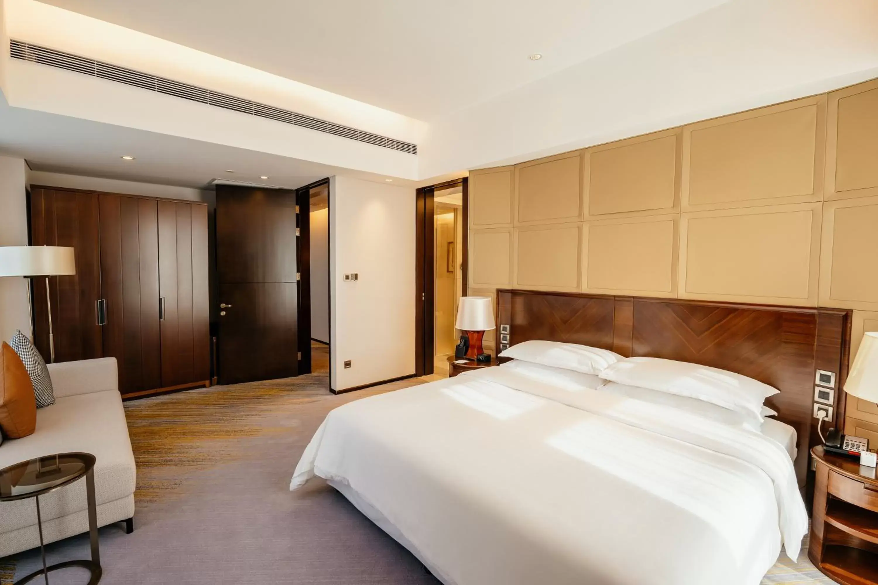 Bedroom, Bed in Sheraton Guangzhou Hotel