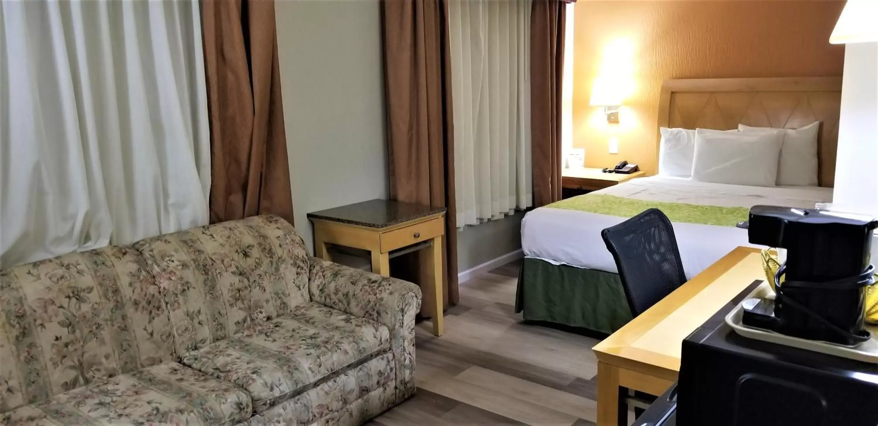 Queen Room in Lyons Inn Queen Room in Lyons Inn