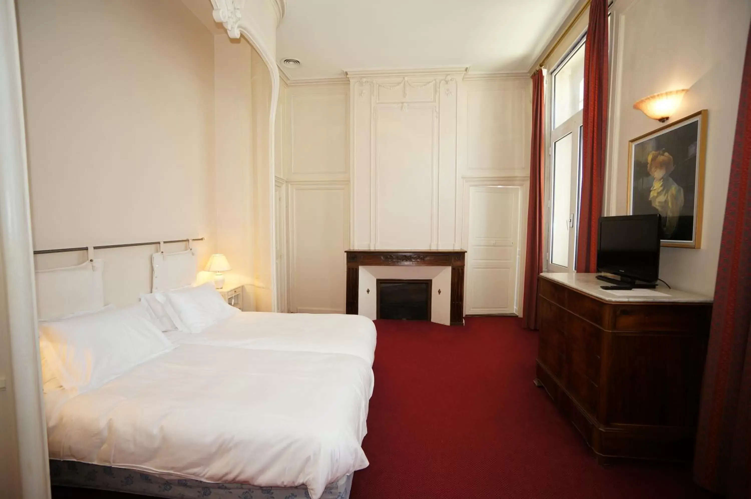 Photo of the whole room, Bed in Les Trois Lys