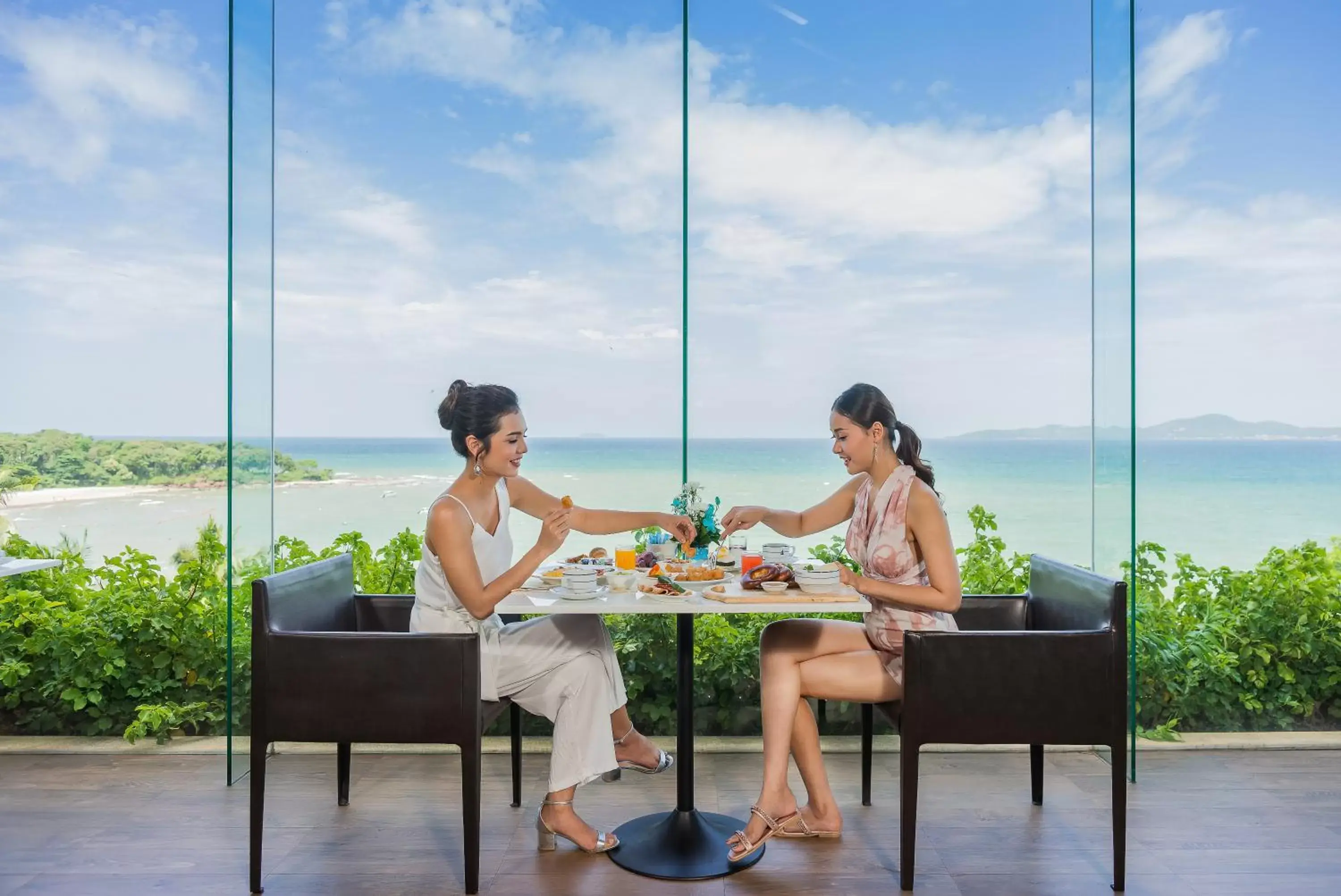 Restaurant/places to eat in Royal Wing Suites & Spa Pattaya