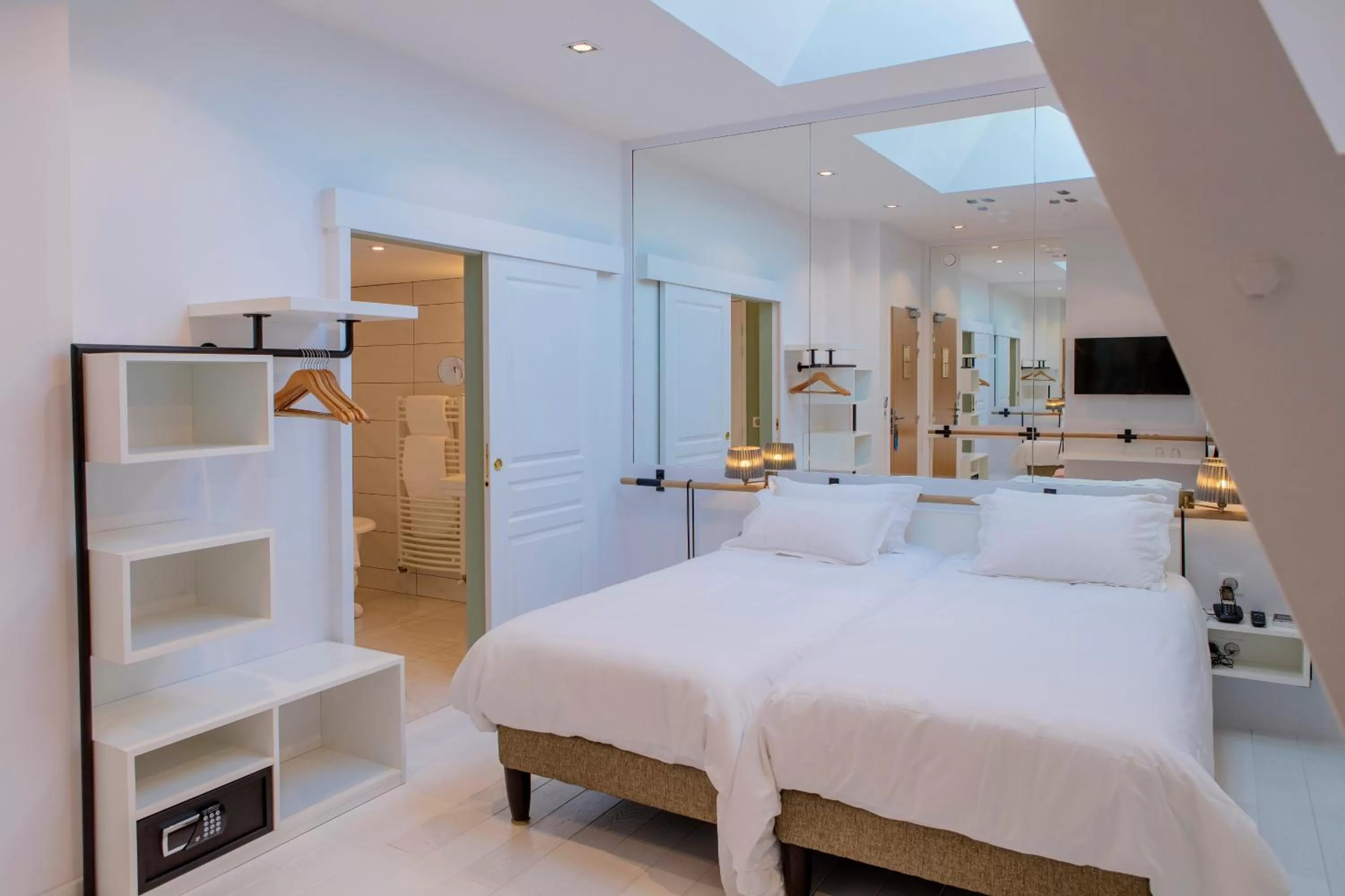 Photo of the whole room, Bed in Le Magic Hall